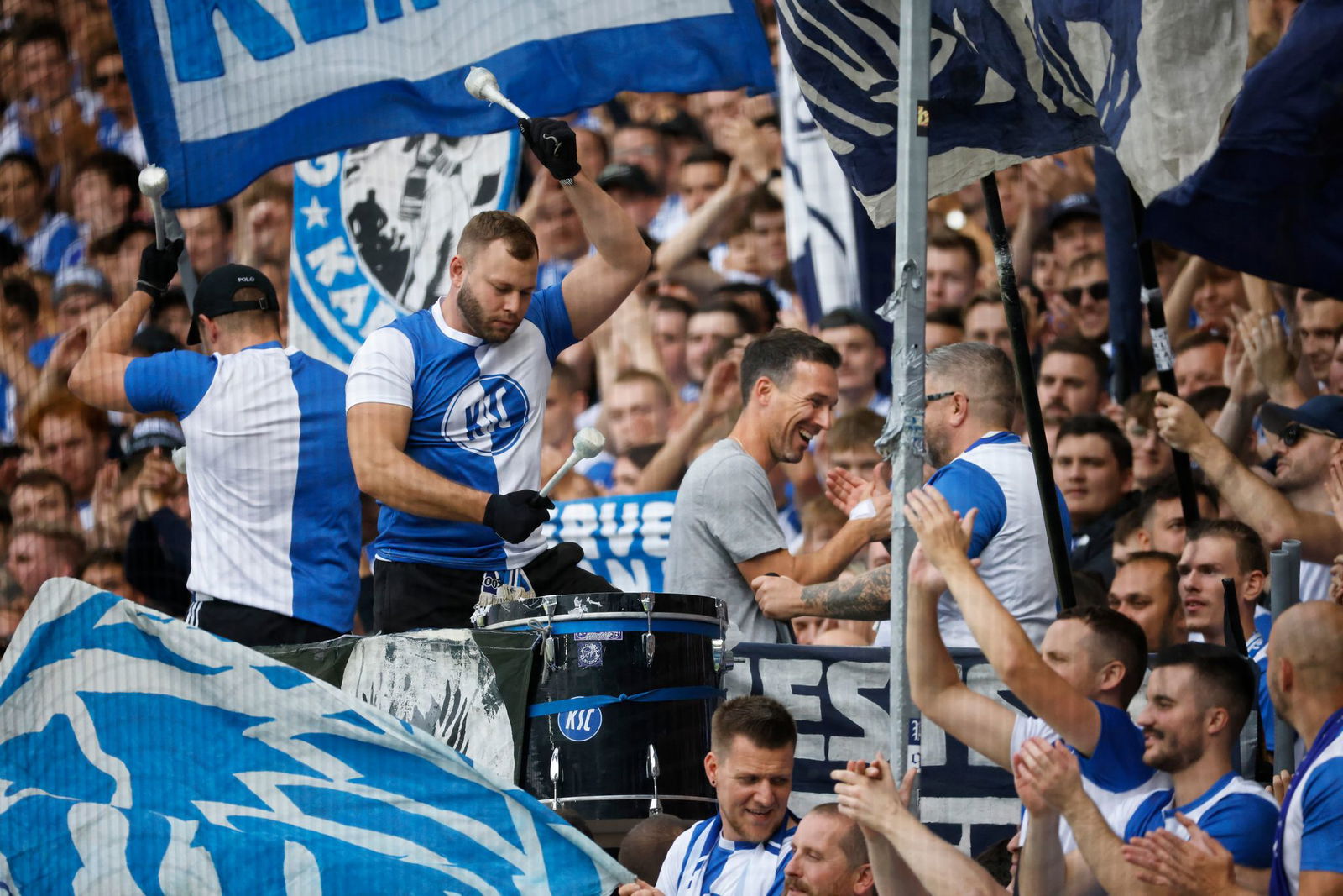 Nach dem Sieg gegen Nürnberg baten die KSC-Fans Trainer Christian Eichner in die Kurve.