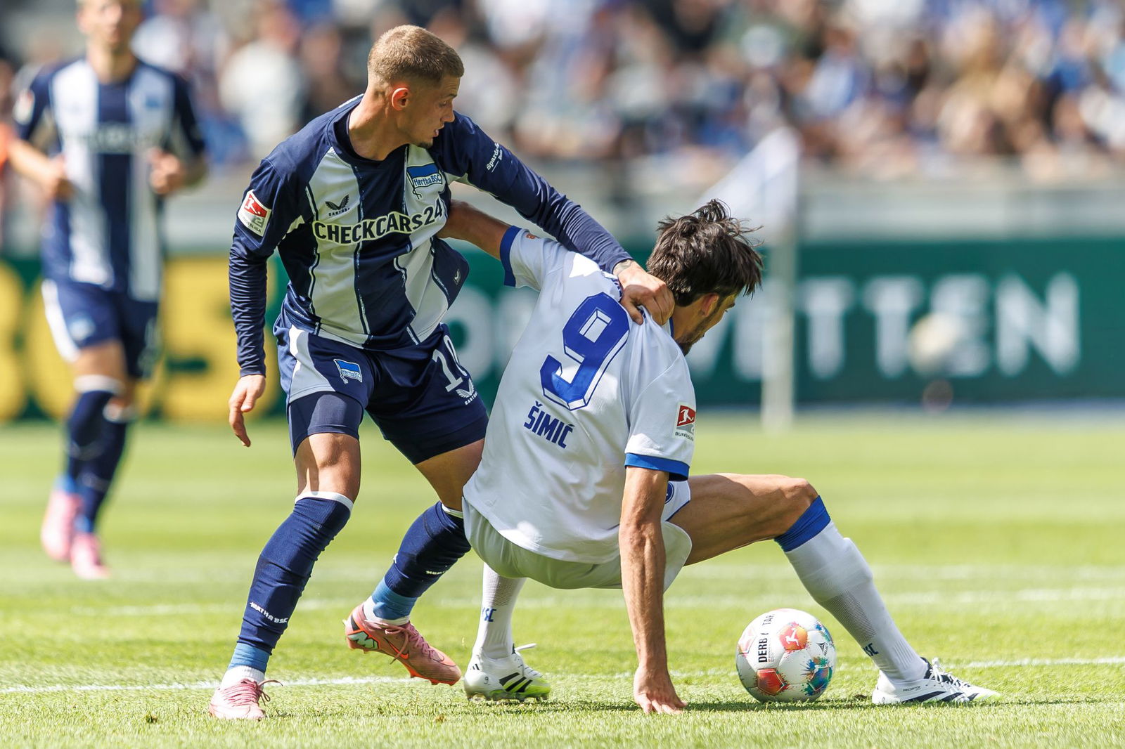 Bei KSC-Stürmer Roko Šimić (r) läuft es noch nicht rund. (Archivbild)