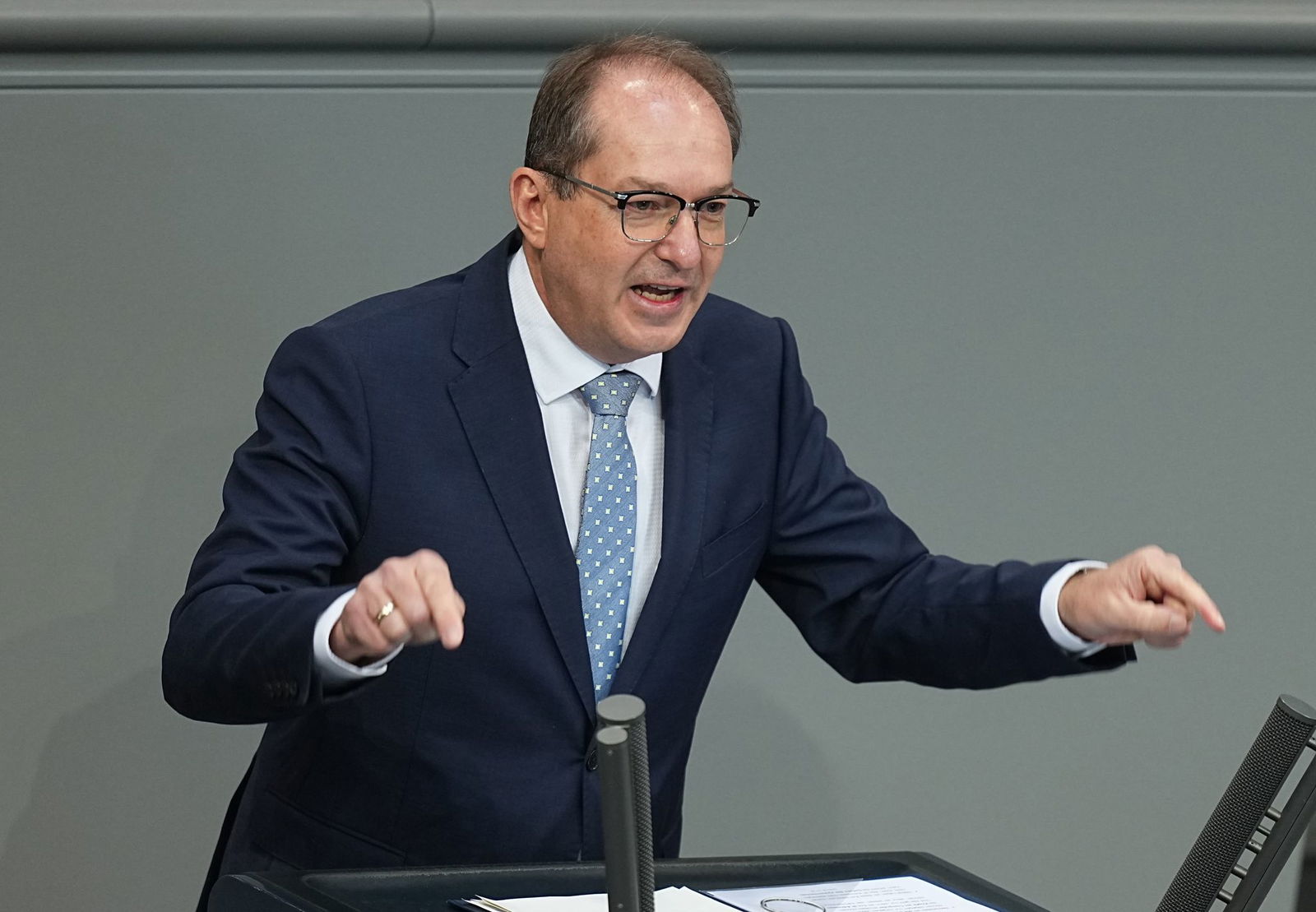Bundesinnenminister Alexander Dobrindt (CSU) will sich verstärkt um  unerlaubte Drohnenüberflüge kümmern.    
