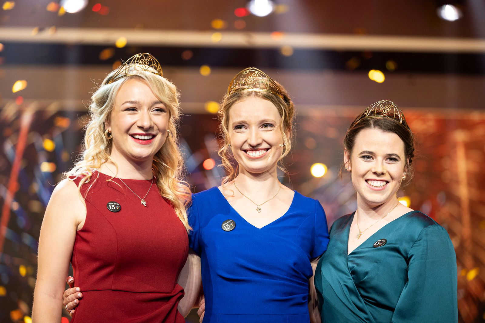 Weinkönigin Anna Zenz (M) mit ihren Weinprinzessinnen Emma Meinhardt (l) und Katja Simon (r)