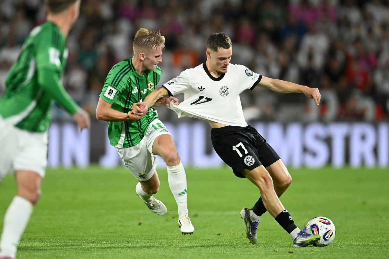 Die deutsche Nationalmannschaft um Florian Wirtz (r) kämpfte gegen Nordirland um Wiedergutmachung.