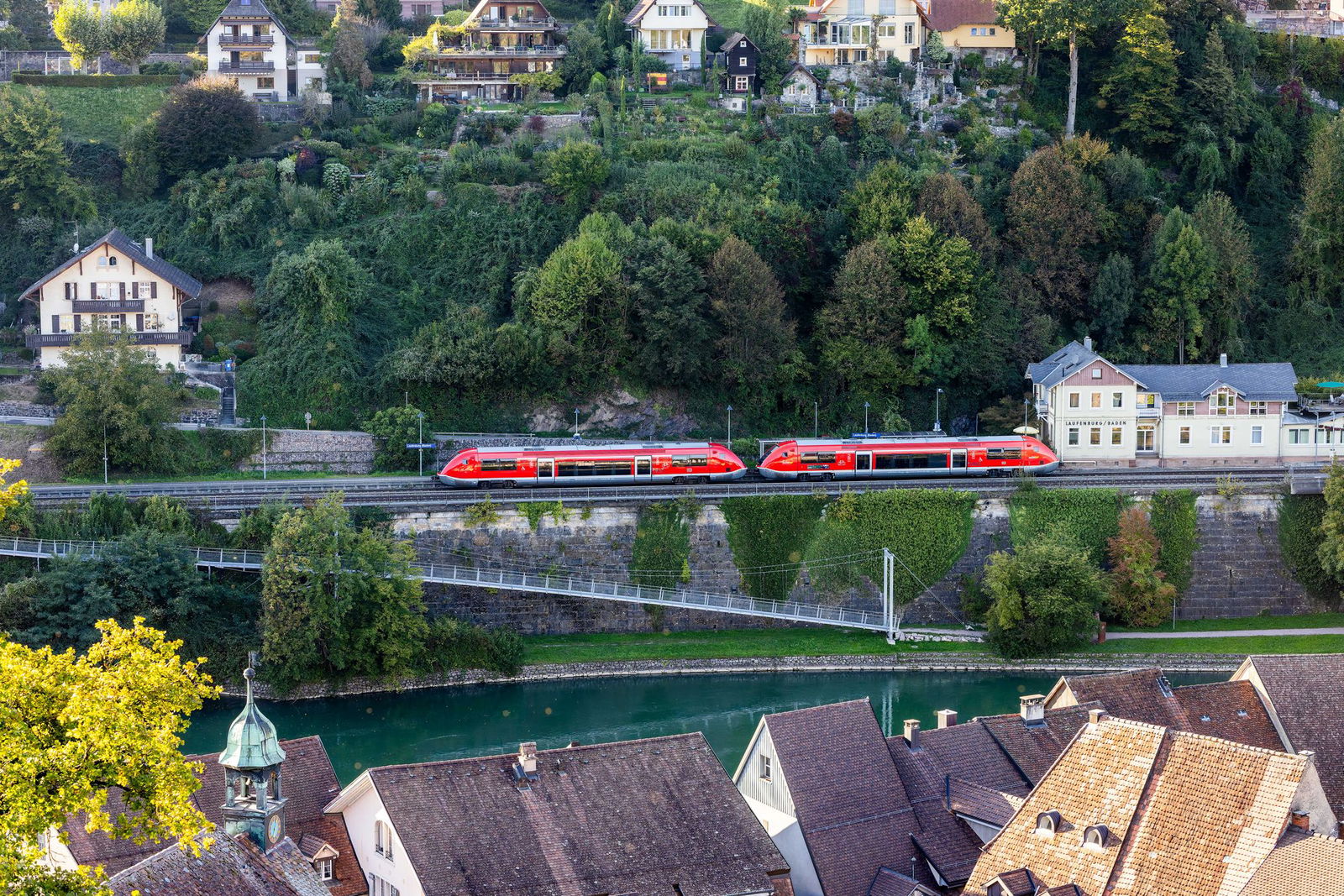 Reisende müssen sich auf der Hochrheinbahn von 2026 an auf Streckensperrungen einstellen.  