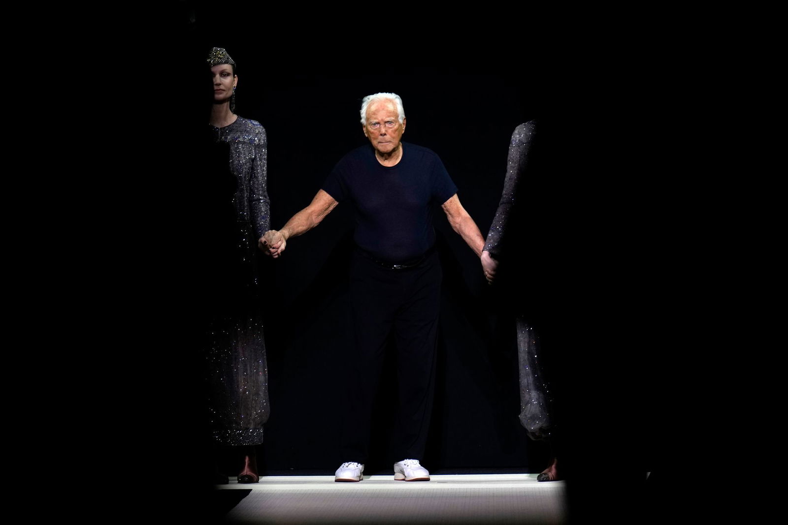 Giorgio Armani hatte bei der Präsentation der Herbst/Winter-Kollektion 2025/26 einen seiner letzten Auftritte. (Archivbild)