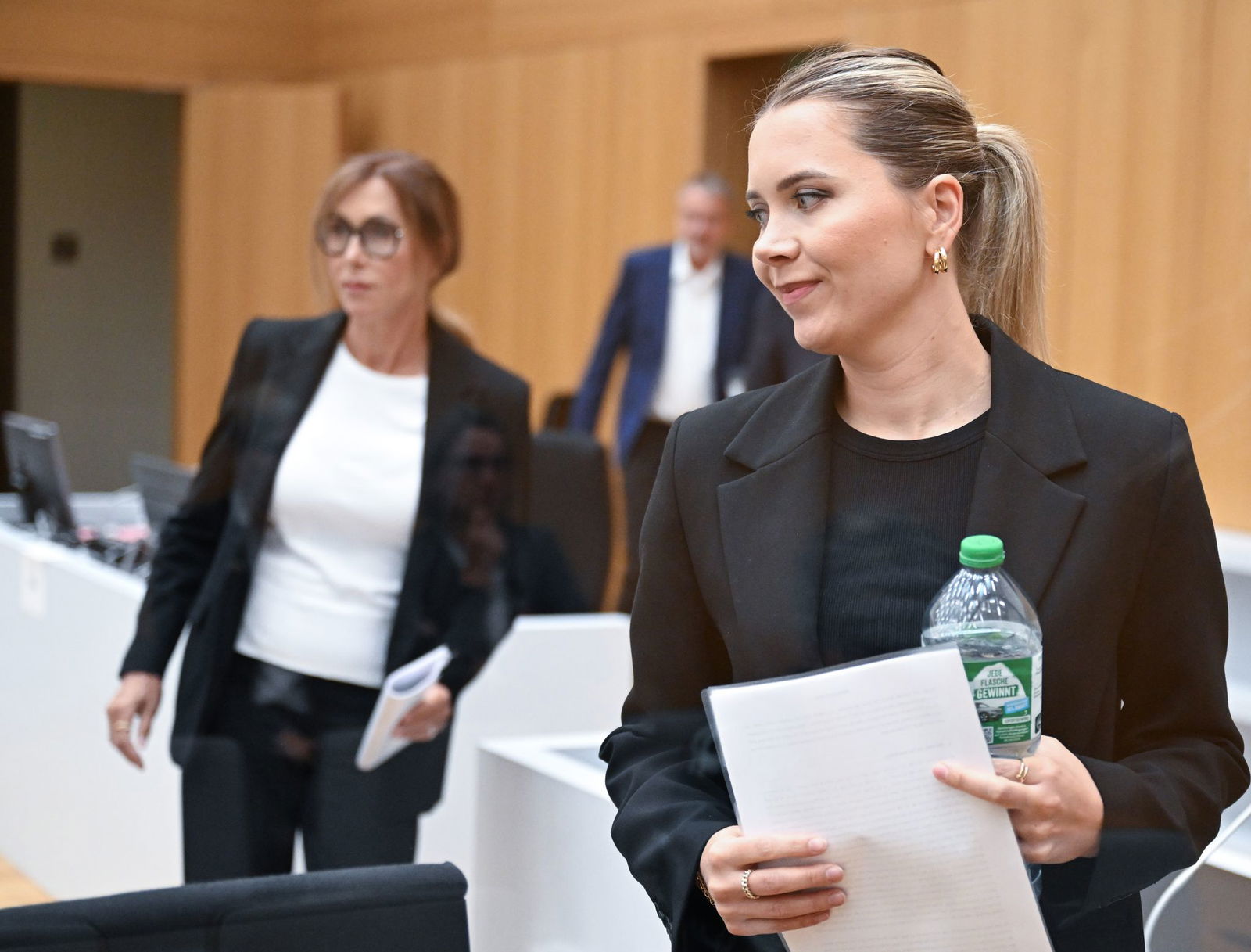 Die Mutter Petra Laur und die Schwester Eve Laur (rechts) des getöteten Polizisten Rouven Laur saßen als Nebenkläger an zahlreichen Verhandlungstagen im Prozessgebäude in Stuttgart-Stammheim. (Archivbild)