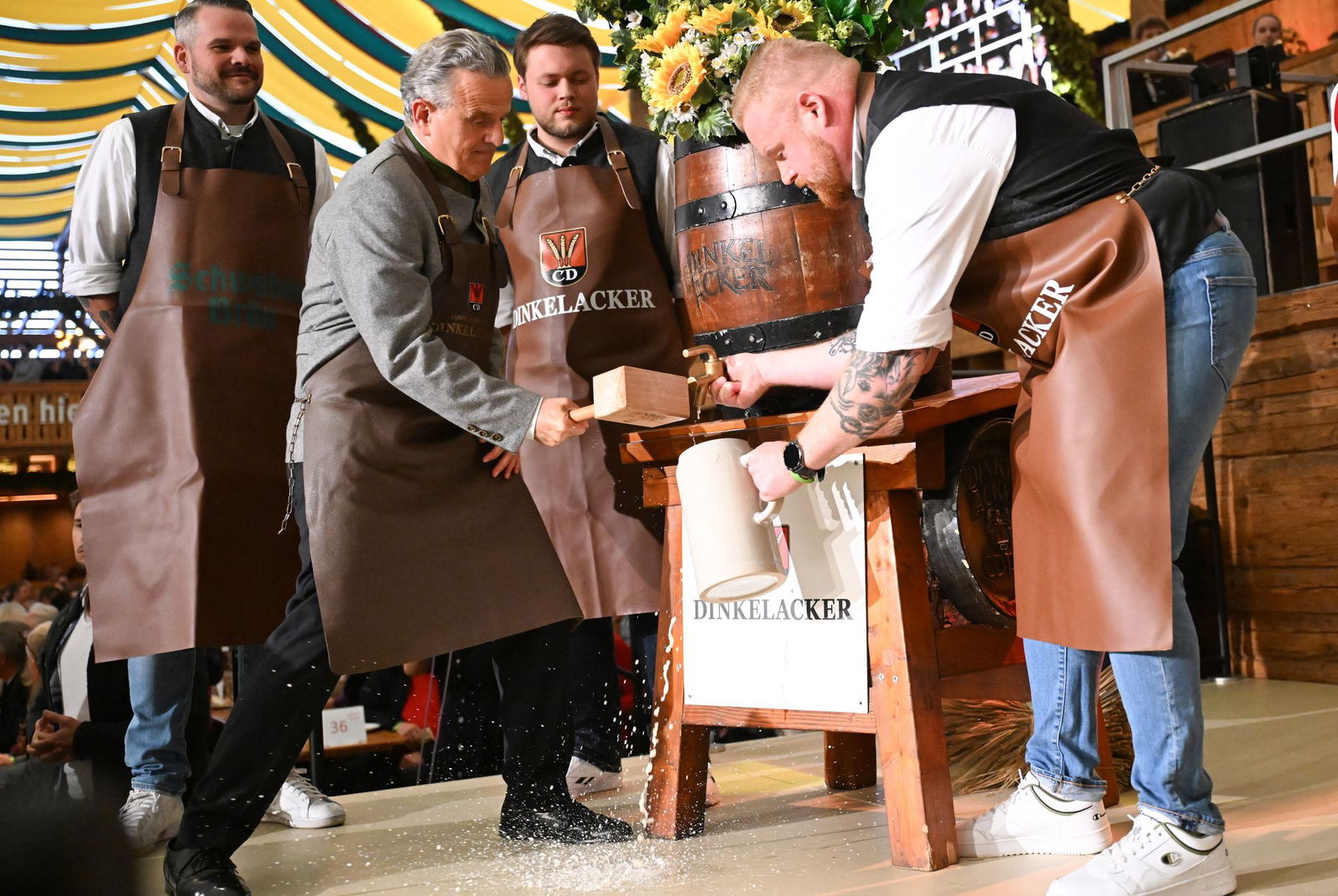 Zwei Schläge brauchte Stuttgarts Oberbürgermeister Frank Nopper (CDU) für den Fassanstich.