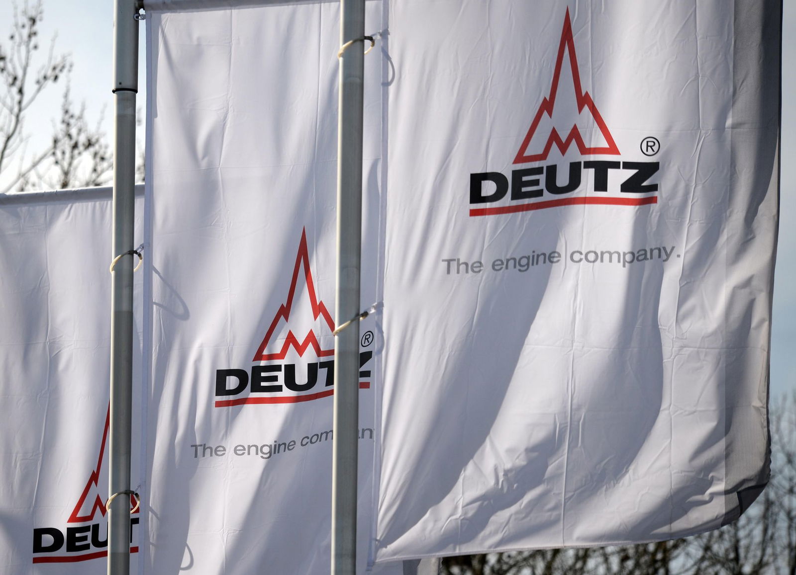 Deutz-Fahnen im Wind - über ihnen am Himmel fliegen bald vielleicht Drohnen, die Komponenten aus firmeneigener Produktion enthalten. (Archivbild)