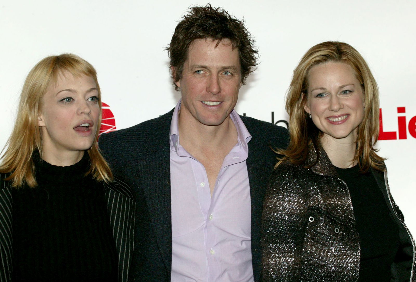 Ein Bild aus vergangenen «Romcom»-Zeiten: Hugh Grant mit Laura Linney und Heike Makatsch (links). (Archivbild)