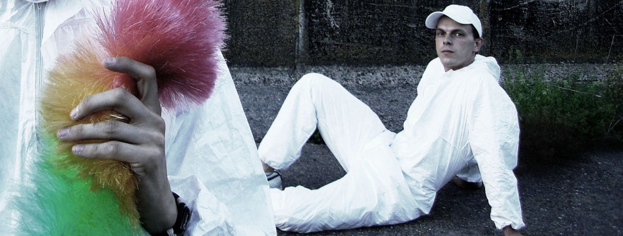 Mann im weißen Anzug