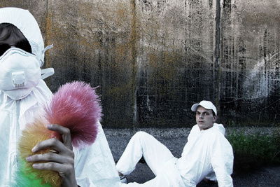 Mann im weißen Anzug