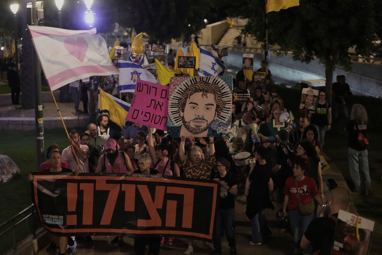 In Israel fordern erneut Tausende Menschen ein Ende des Krieges. 