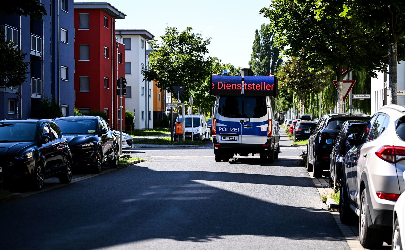 Ein Lautsprecherwagen fährt durch ein Wohngebiet in Adlershof im Bezirk Treptow-Köpenick.
