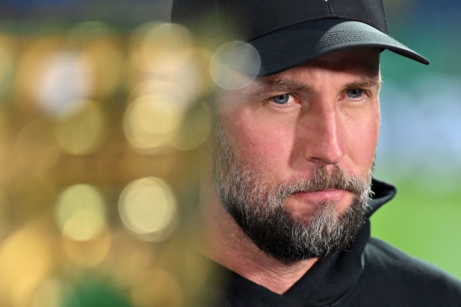 Trainer Sebastian Hoeneß vom VfB Stuttgart steht Medienberichten zufolge auf der Liste von Fenerbahce Istanbul. (Archivbild)