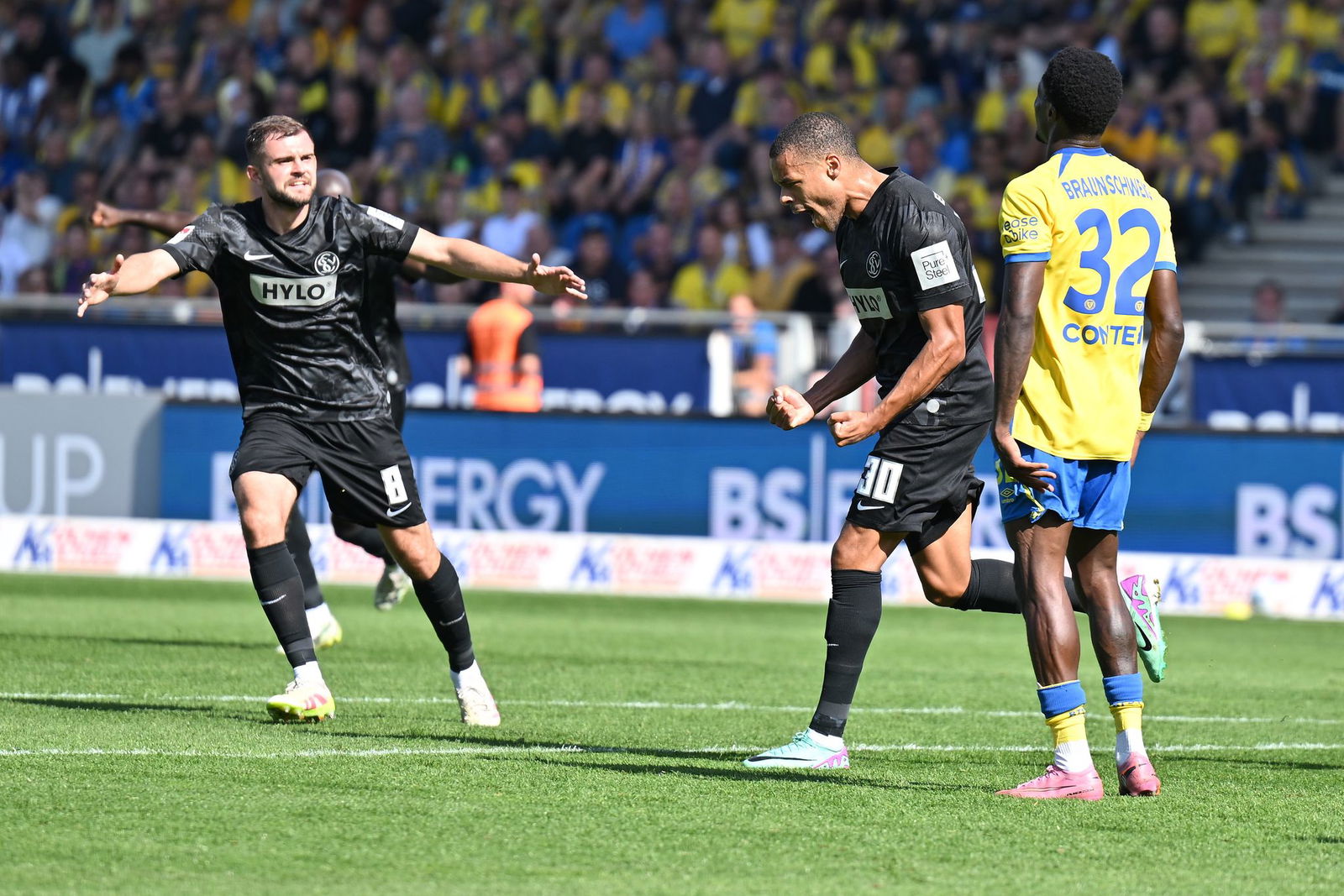 Jan Gyamerah feiert sein Tor zum 2:1 für Elversberg.