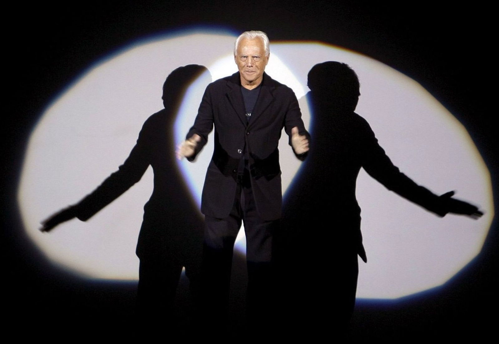 Bekannt wurde Armani - hier auf dem Laufsteg der Männermodenschauen 2007/2008 - durch Herrenmode in minimalistischen Schnitten mit gedeckten Farben. (Archivbild)