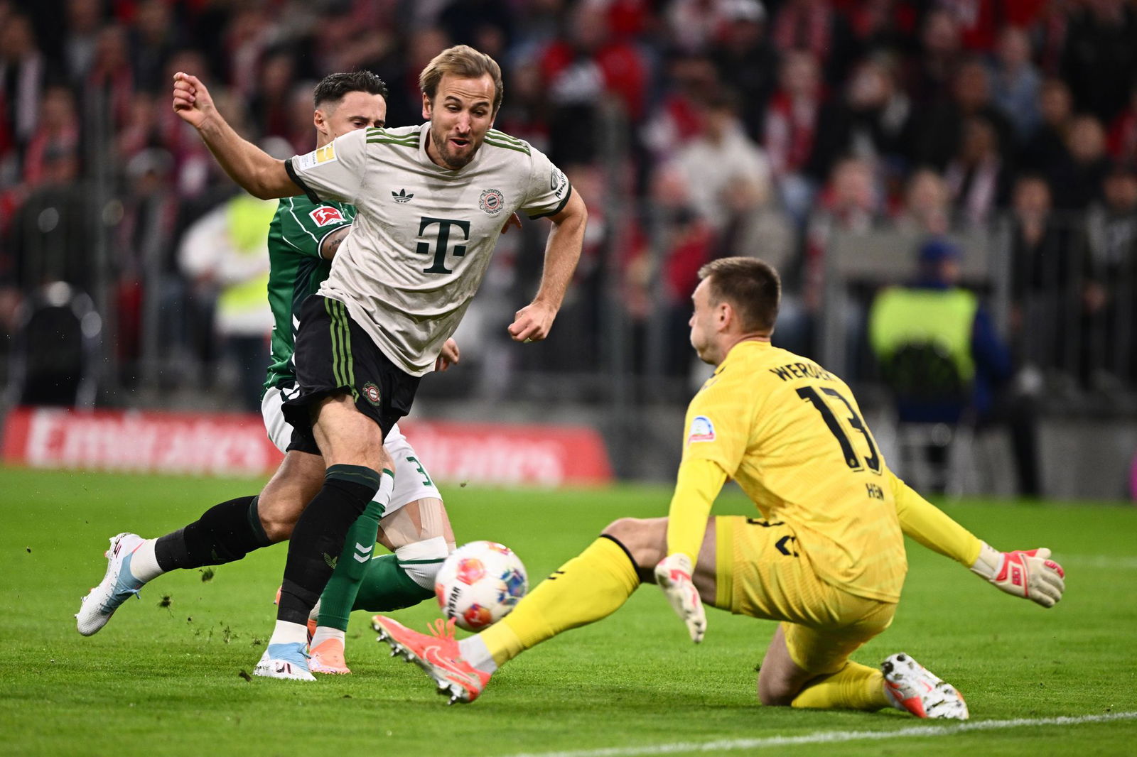 Endstation Kal Hein (r): Hier scheitert Harry Kane am Werder-Torhüter. 