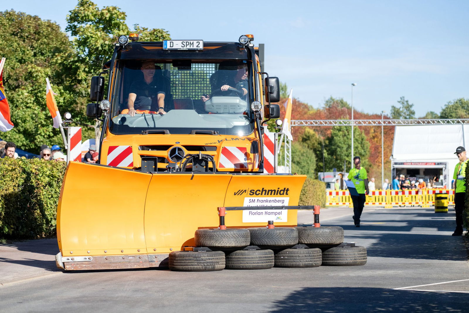 Geschicklichkeit in großen Fahrzeugen war gefragt bei der Schneepflug-Meisterschaft.