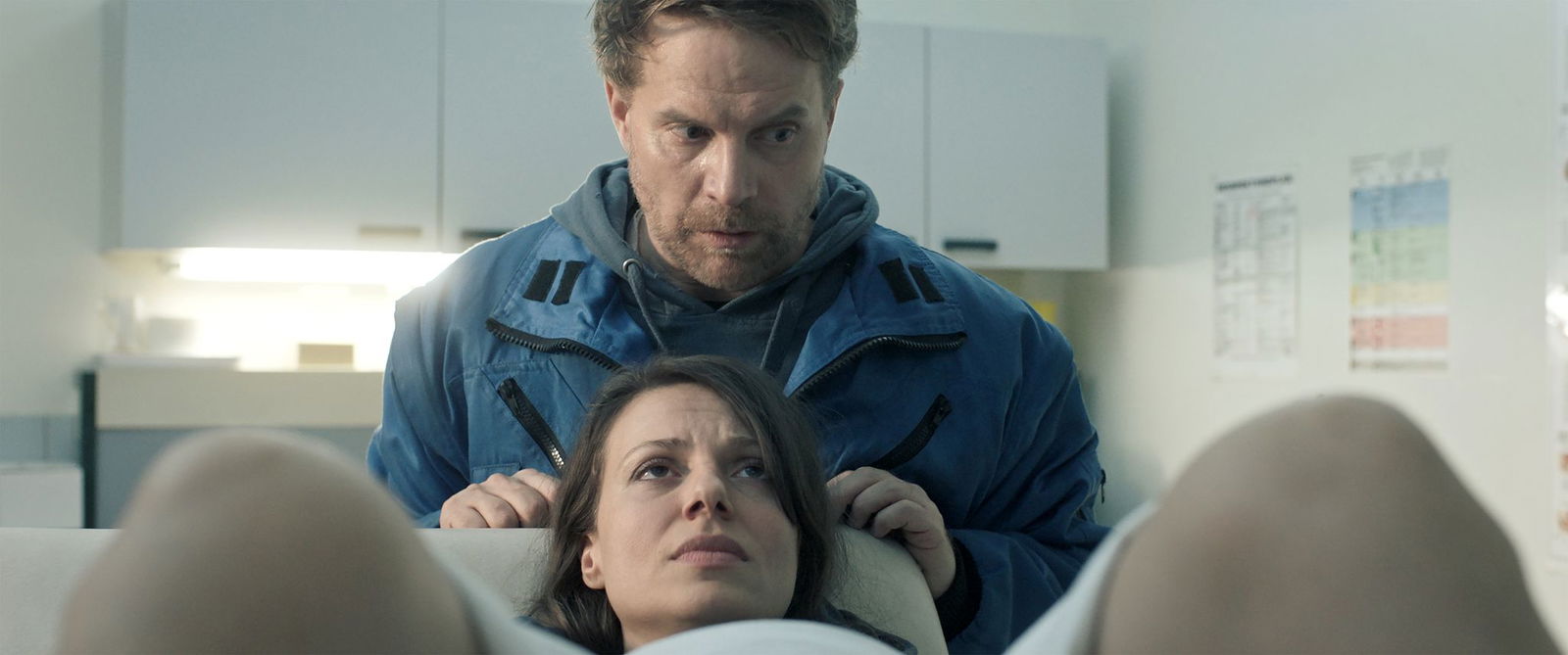 Zugleich verblüfft die zweite Regie-Arbeit von Schauspieler Janek Rieke mit mehr als krudem Witz.