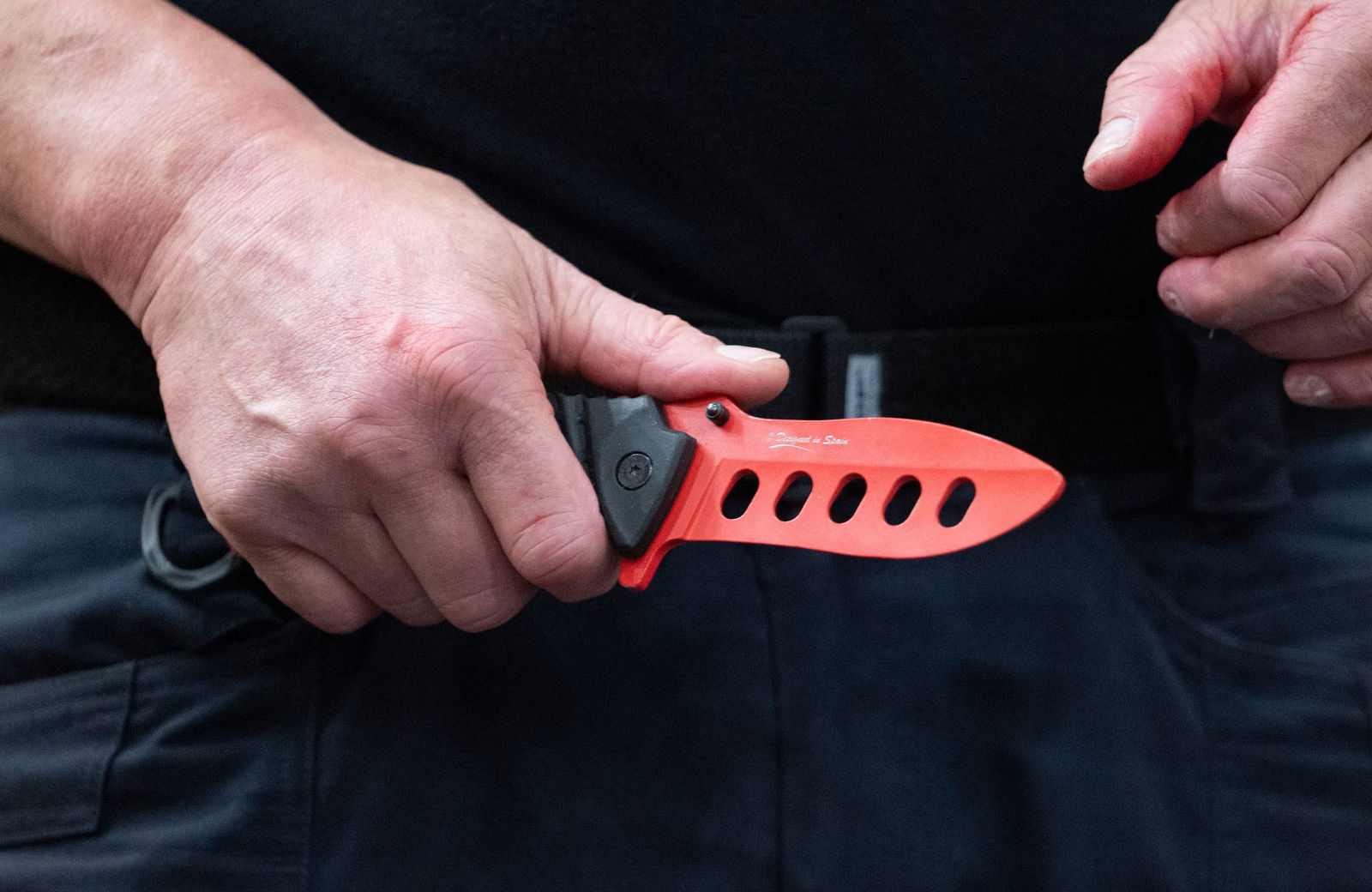 Mit den neuen Uniformen sollen die Beamten besser gegen Messerangriffe geschützt werden. 