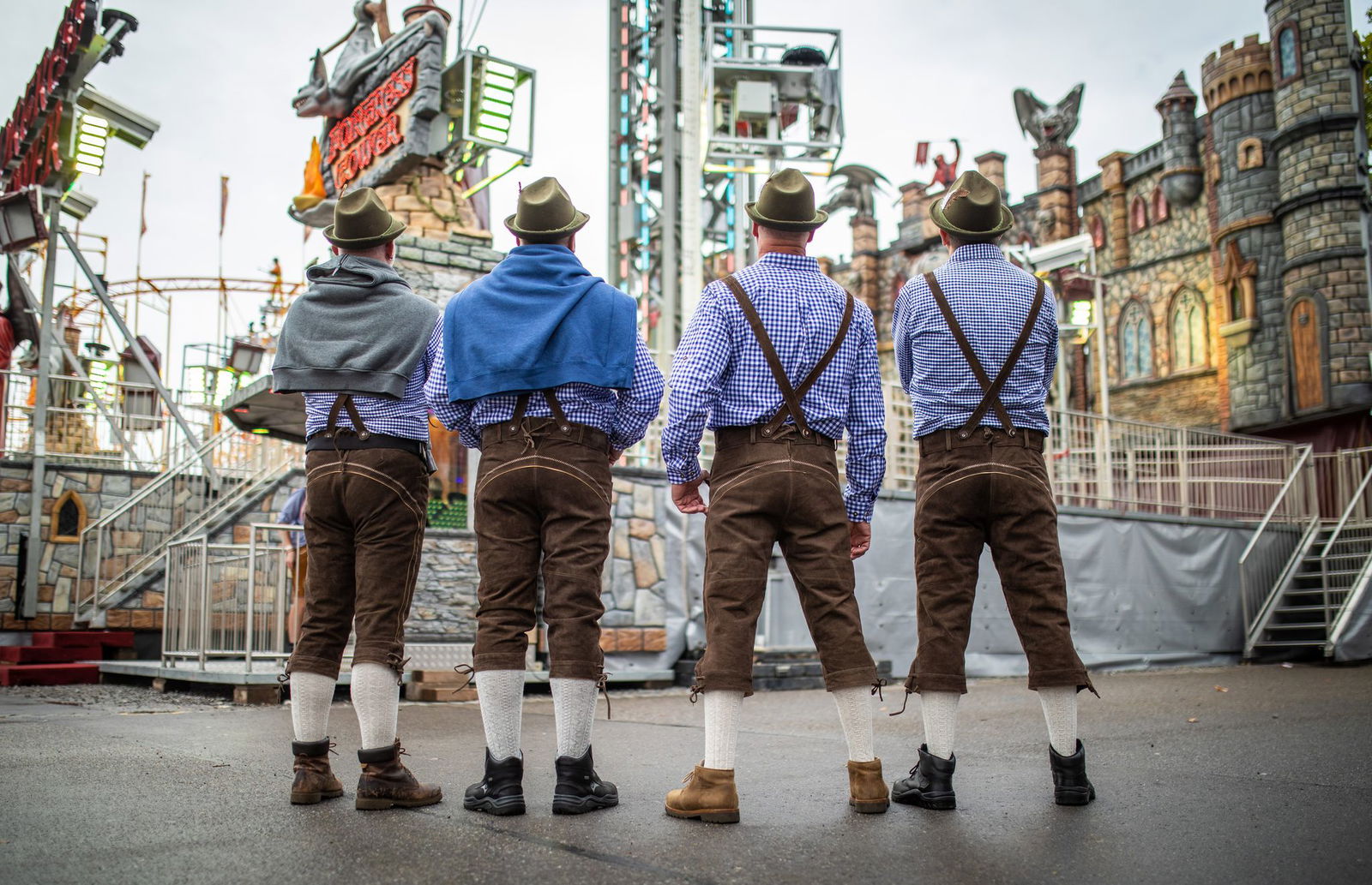 Nach dem Zerreißen einer Tracht wird gegen den Verdächtigen wegen Sachbeschädigung ermittelt. (Archivbild)  