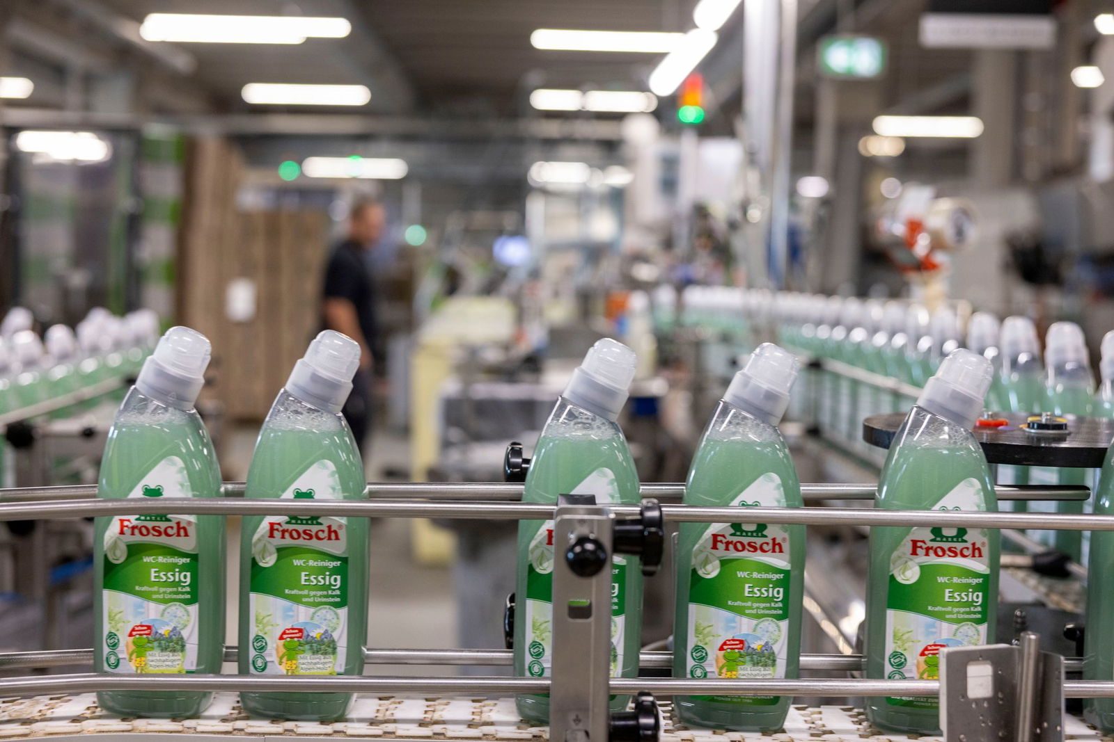 Die Flaschen der Marke Frosch bestehen vollständig aus Altplastik aus dem Gelben Sack. 