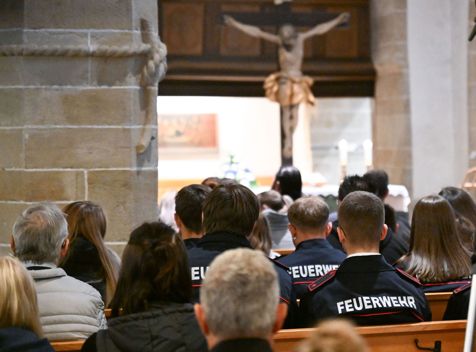 Viele Menschen haben sich versammelt, um an den Toten zu erinnern. 