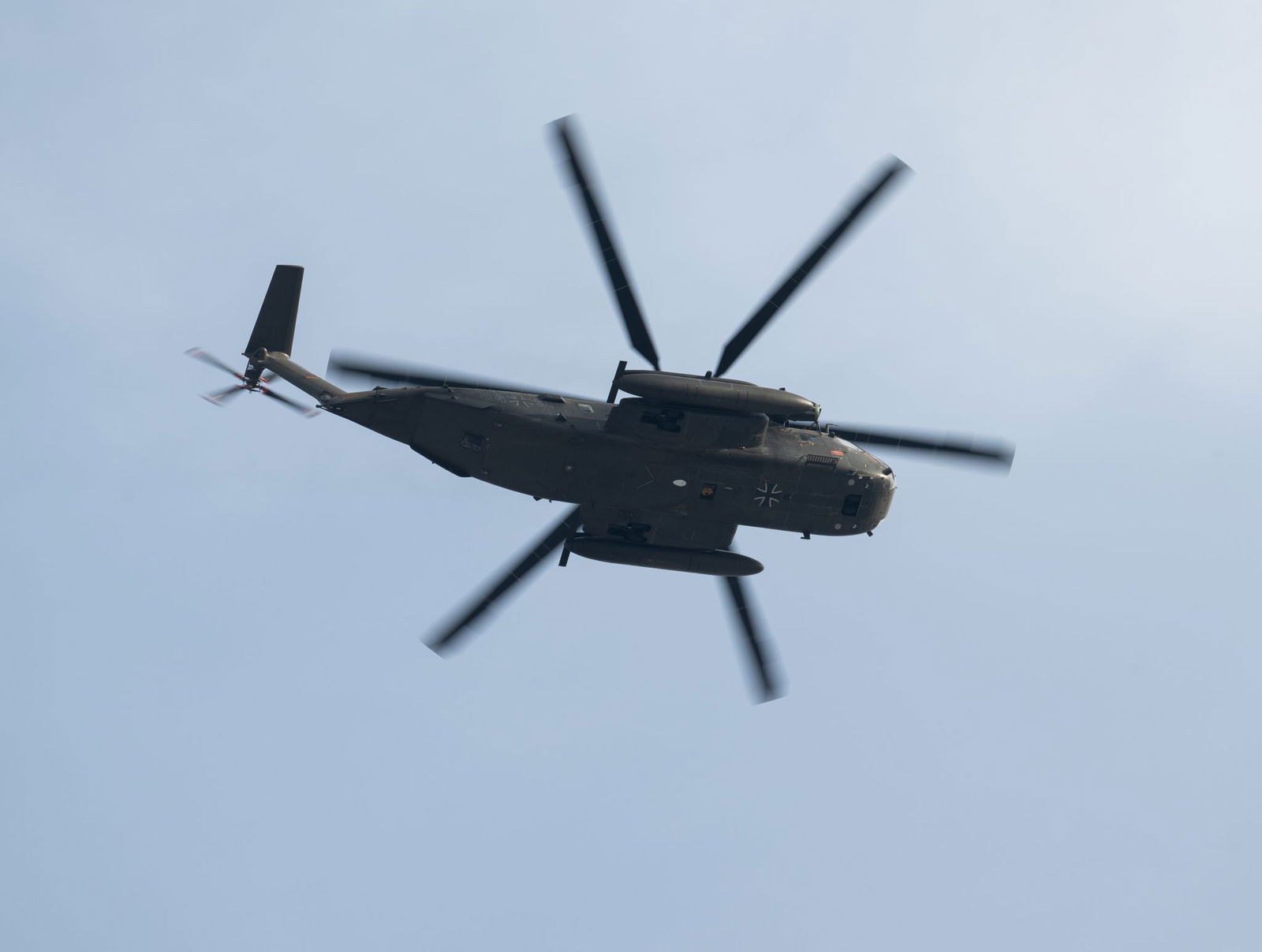 Beim Abseilen vom Hubschrauber verlor der Soldat den Halt. (Symbolbild)