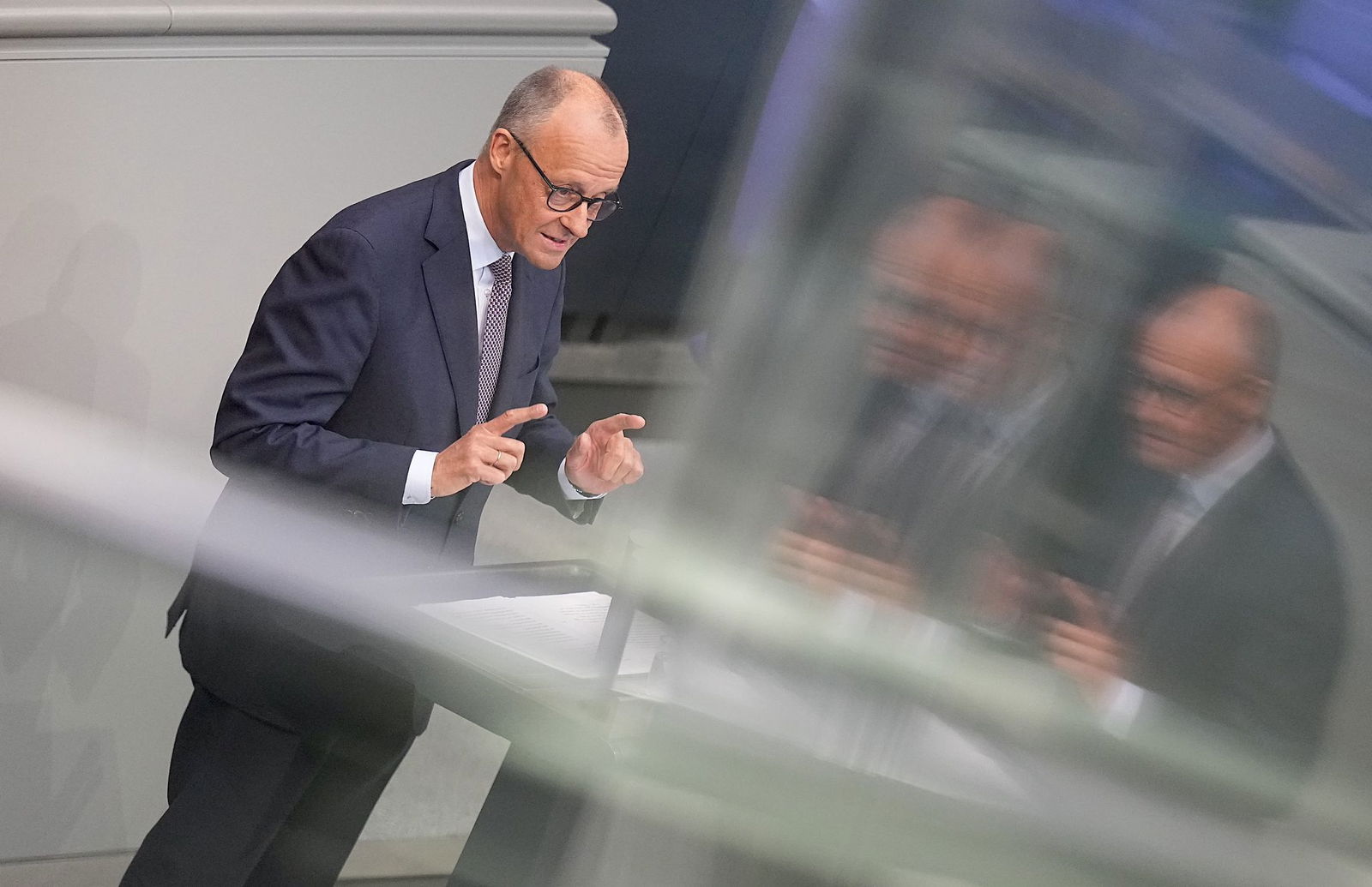 Der Kanzler verteidigt im Bundestag seinen Reformkurs.