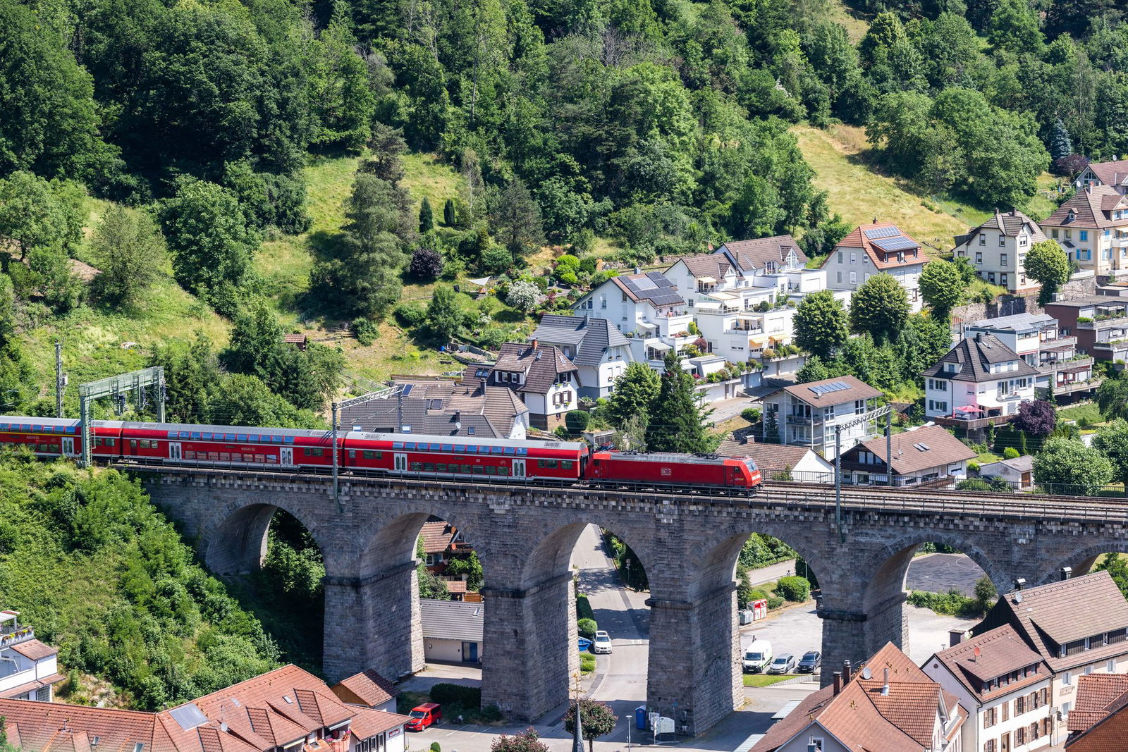Auf der Schwarzwaldbahn zwischen Karlsruhe und Konstanz wird wieder gebaut. (Archivbild) 