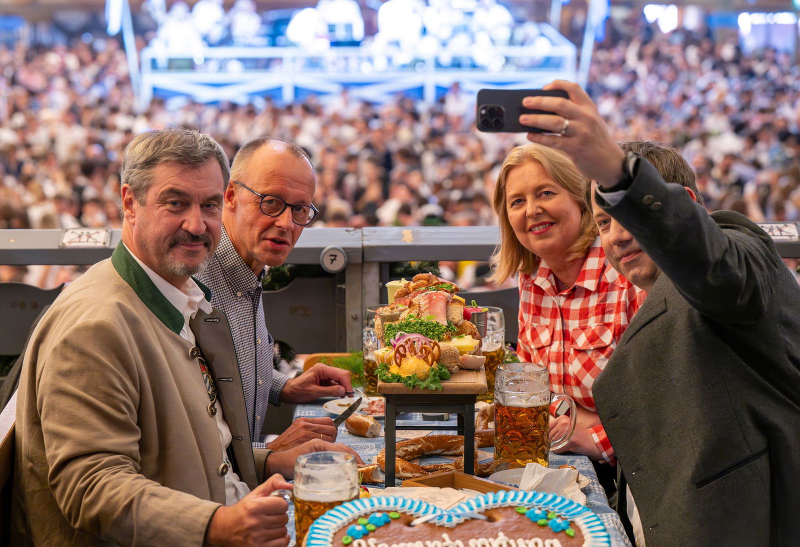 Gemeinsam mit CSU-Chef Markus Söder und den SPD-Parteivorsitzenden Bärbel Bas und Lars Klingbeil kam Merz ins Schottenhamel-Festzelt.