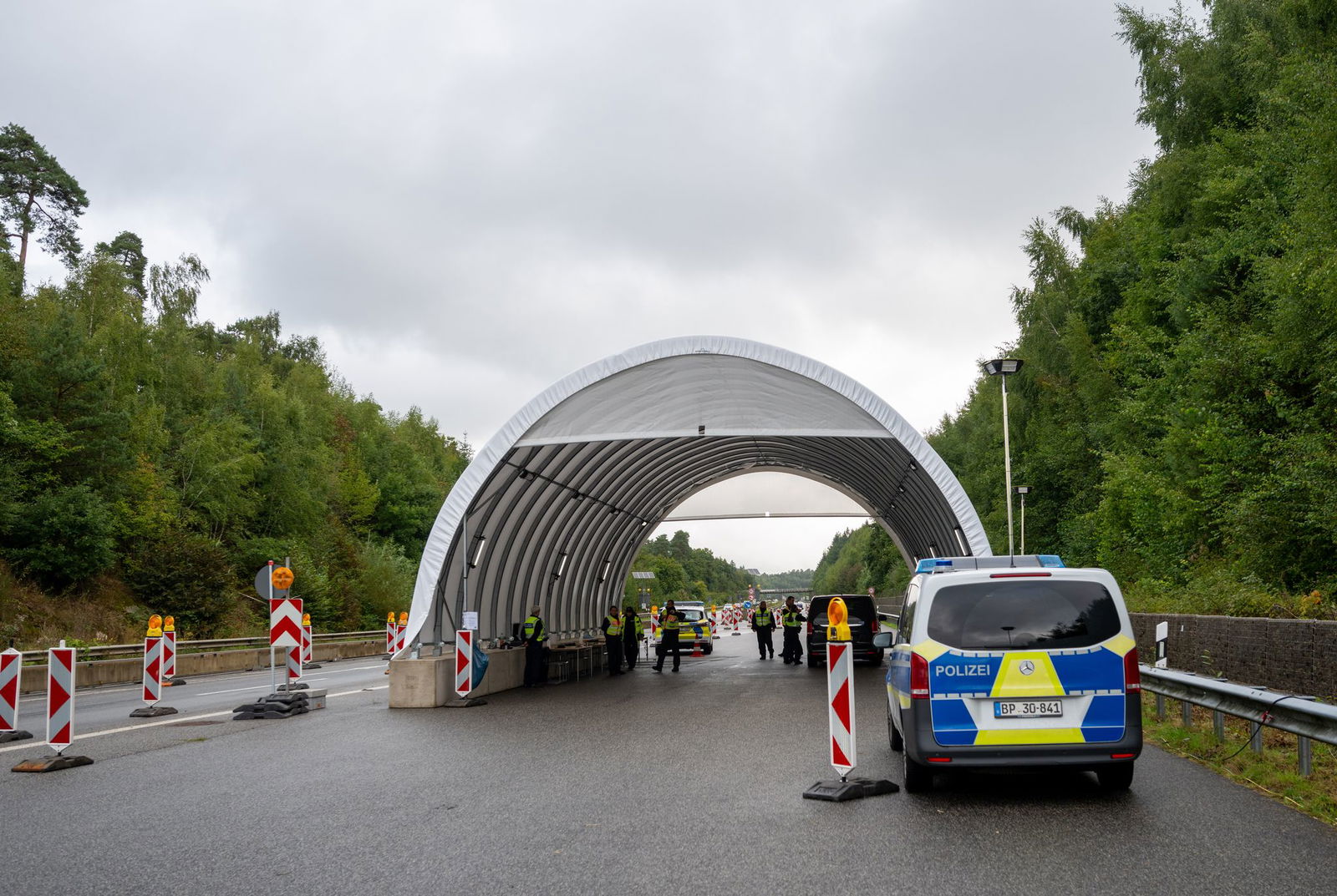 Bundespolizisten überprüfen an einer Kontrollstelle auf der A64 bei Trier die einen Kleinbus.