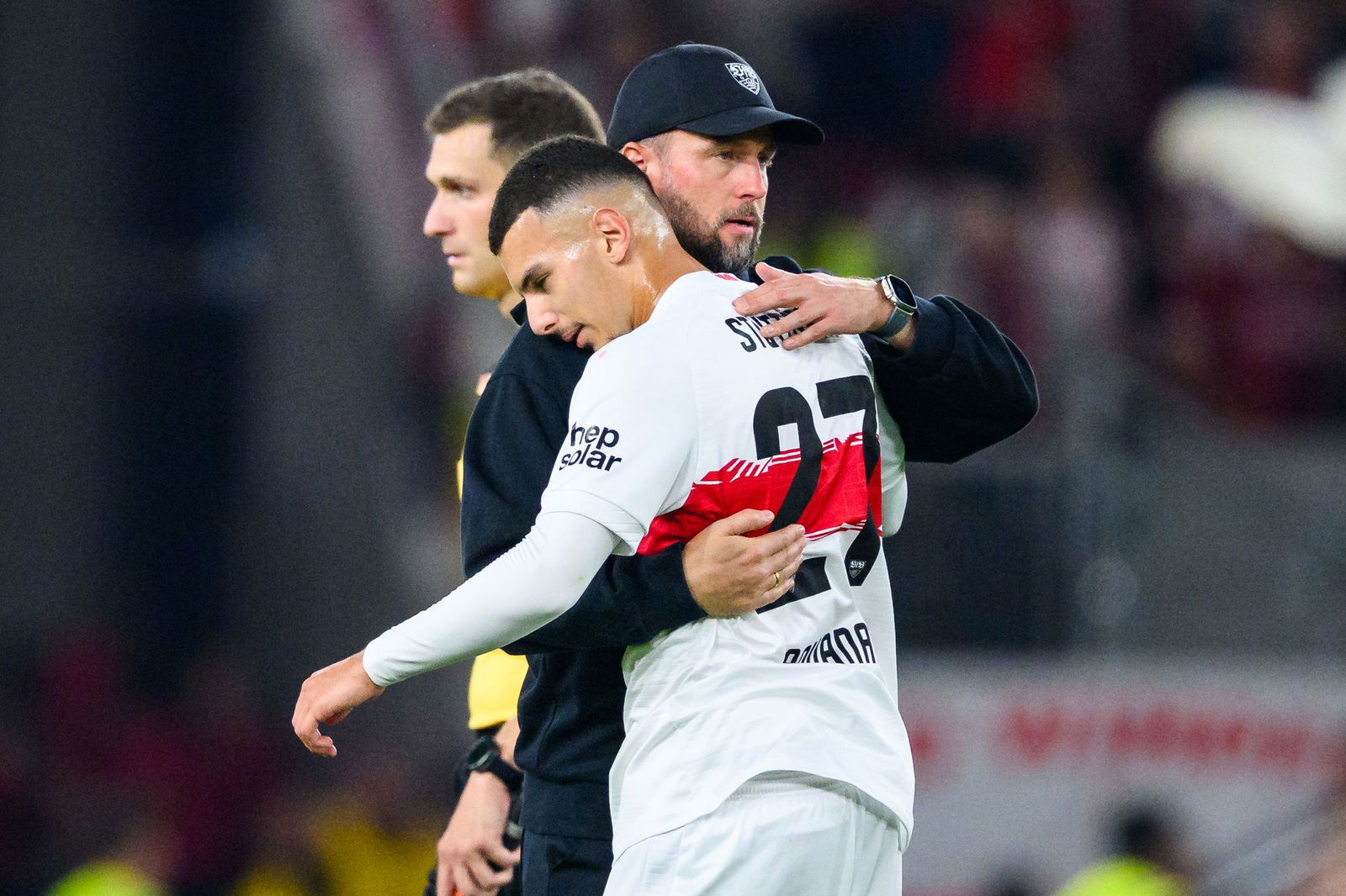 Aufatmen in Stuttgart: Sebastian Hoeneß nimmt Badredine Bouanani in den Arm.