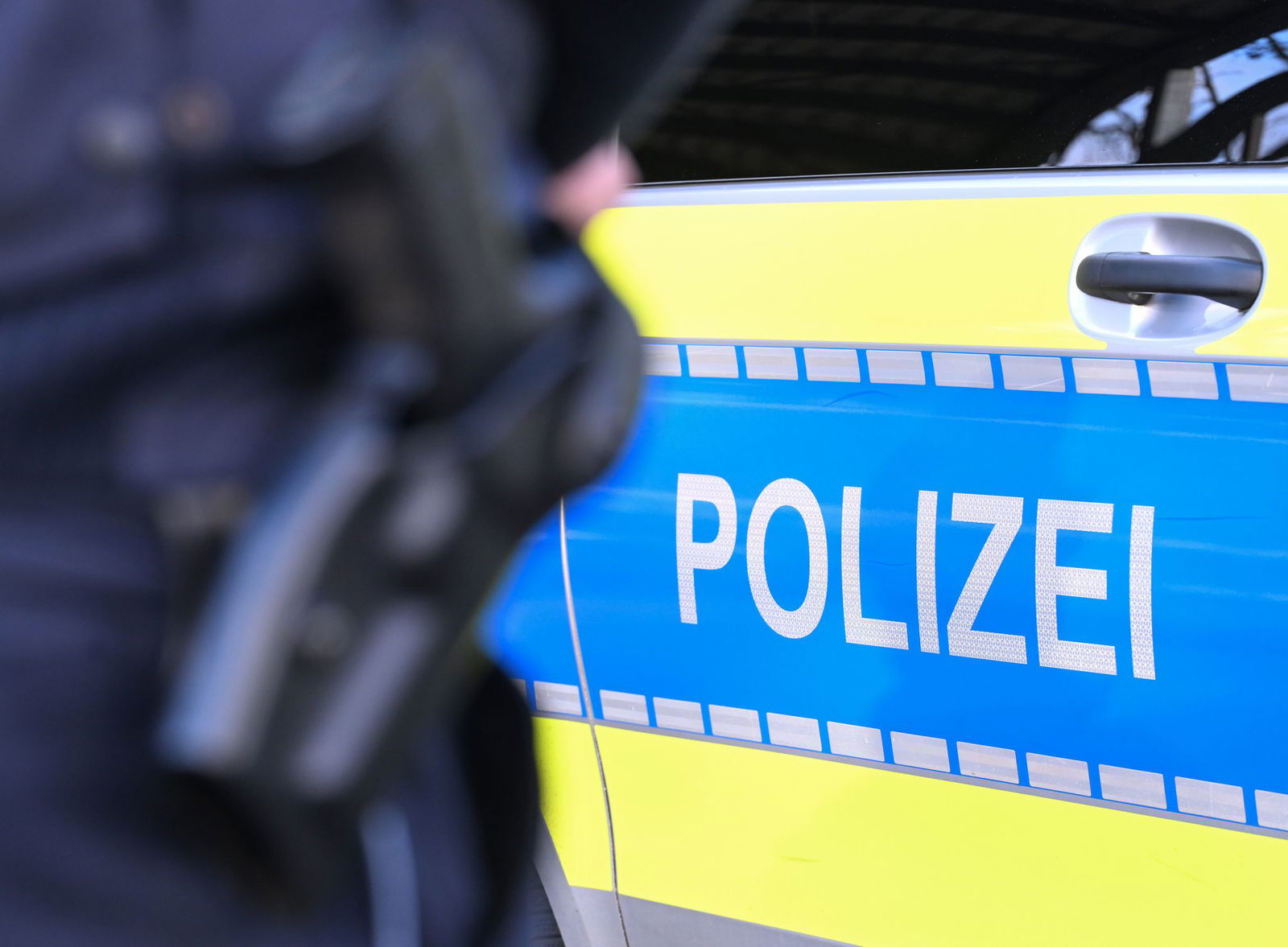 Ein Mann soll in Isny im Allgäu der Polizei davongerast sein (Symbolbild)