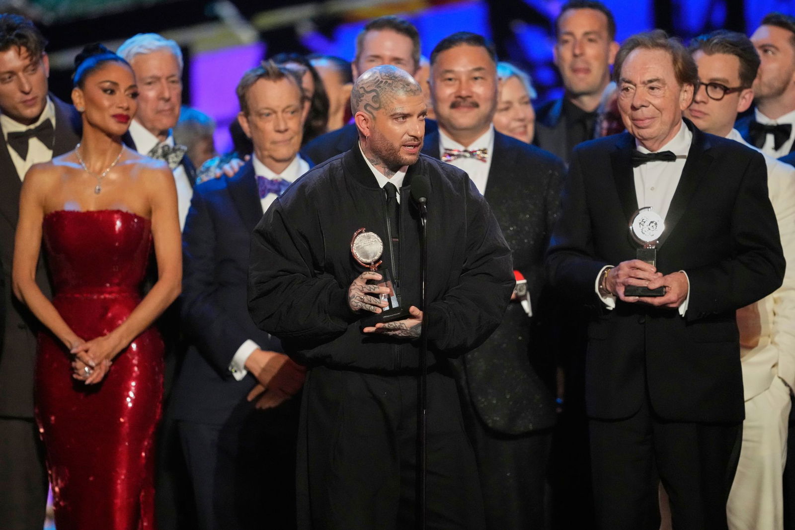 Jamie Lloyd, Mitte, nimmt am 8. Juni den Preis für die beste Wiederaufnahme eines Musicals für «Sunset Boulevard» während der 78. Tony Awards in der Radio City Music Hall entgegen - links neben ihm Nicole Scherzinger, rechts neben ihm Webber. (Archivbild)
