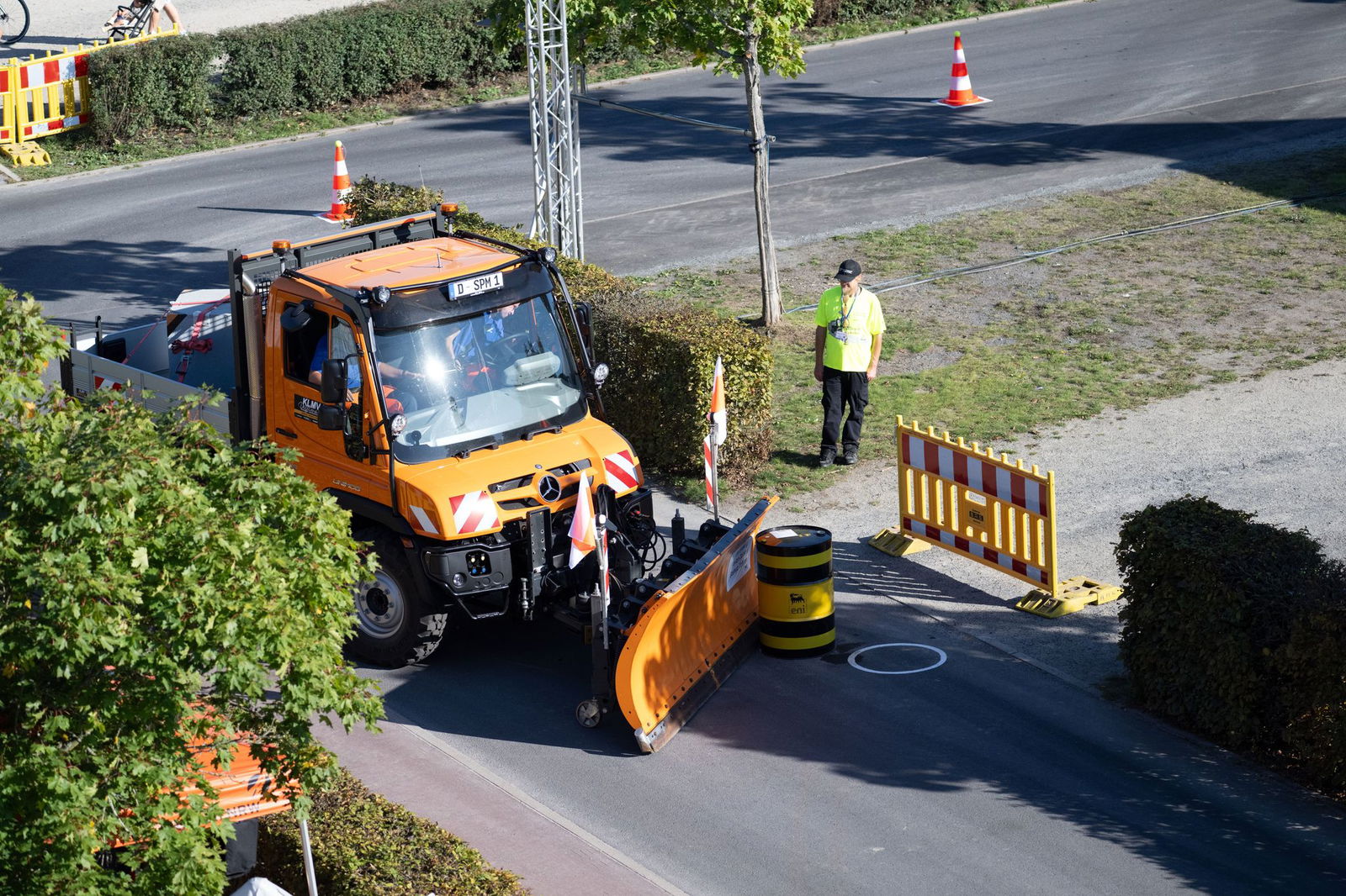 Sonnenschein und sommerliches Wetter - dennoch waren in Marktredwitz Schneepflüge unterwegs.