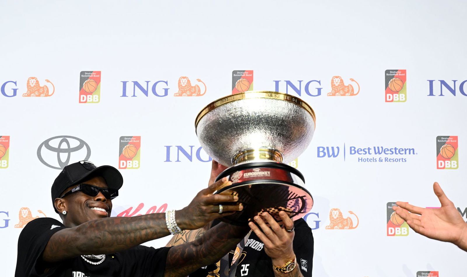 Schröder brachte die Trophäe auf die Bühne.