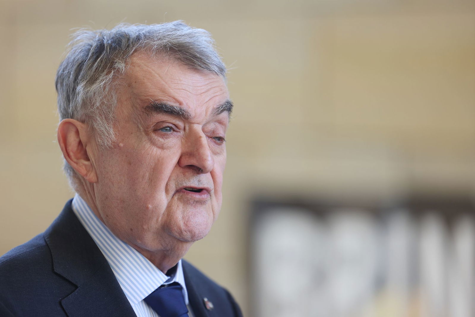 Der Minister informiert über den Fall des mutmaßlichen Messerangreifers am Essener Berufskolleg. (Archivbild)