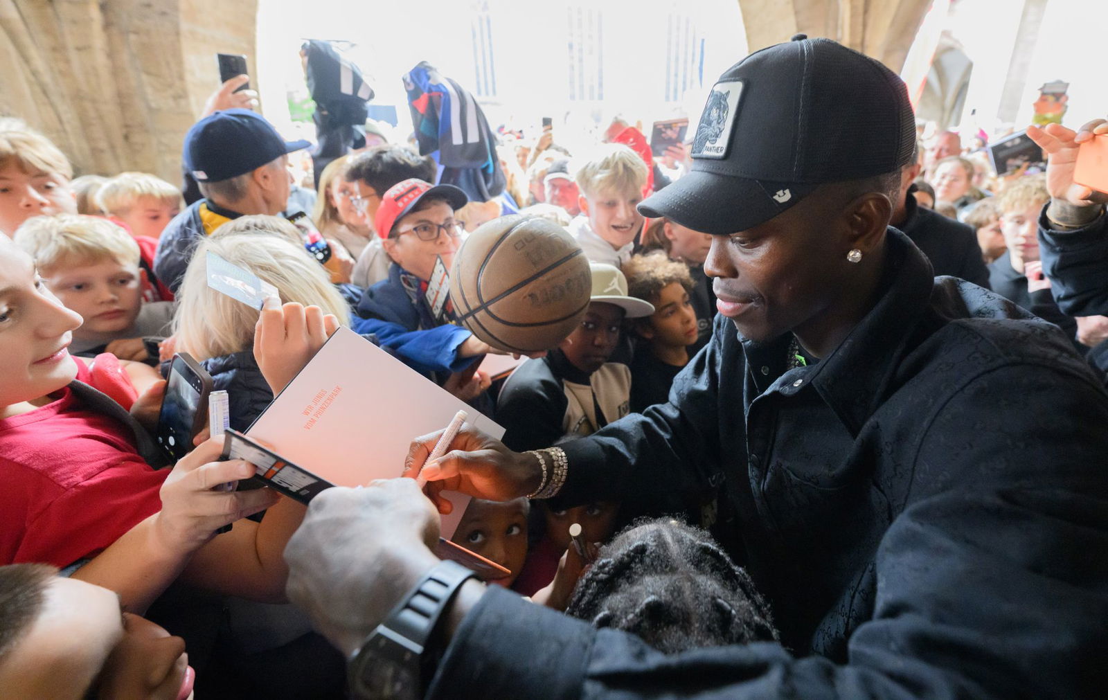 Tausende Basketball-Fans feierten Dennis Schröder in Braunschweig.