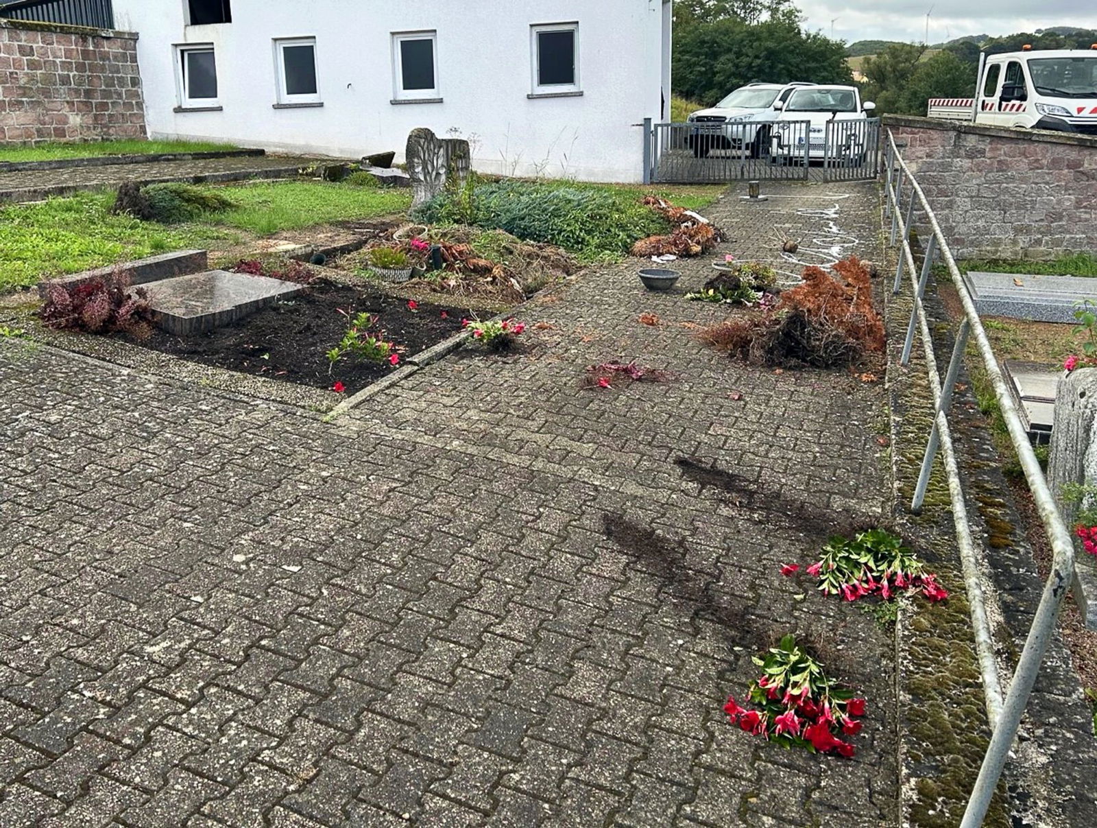 Bei den Gräbern wurden Pflanzen und Grabsteine zerstört.