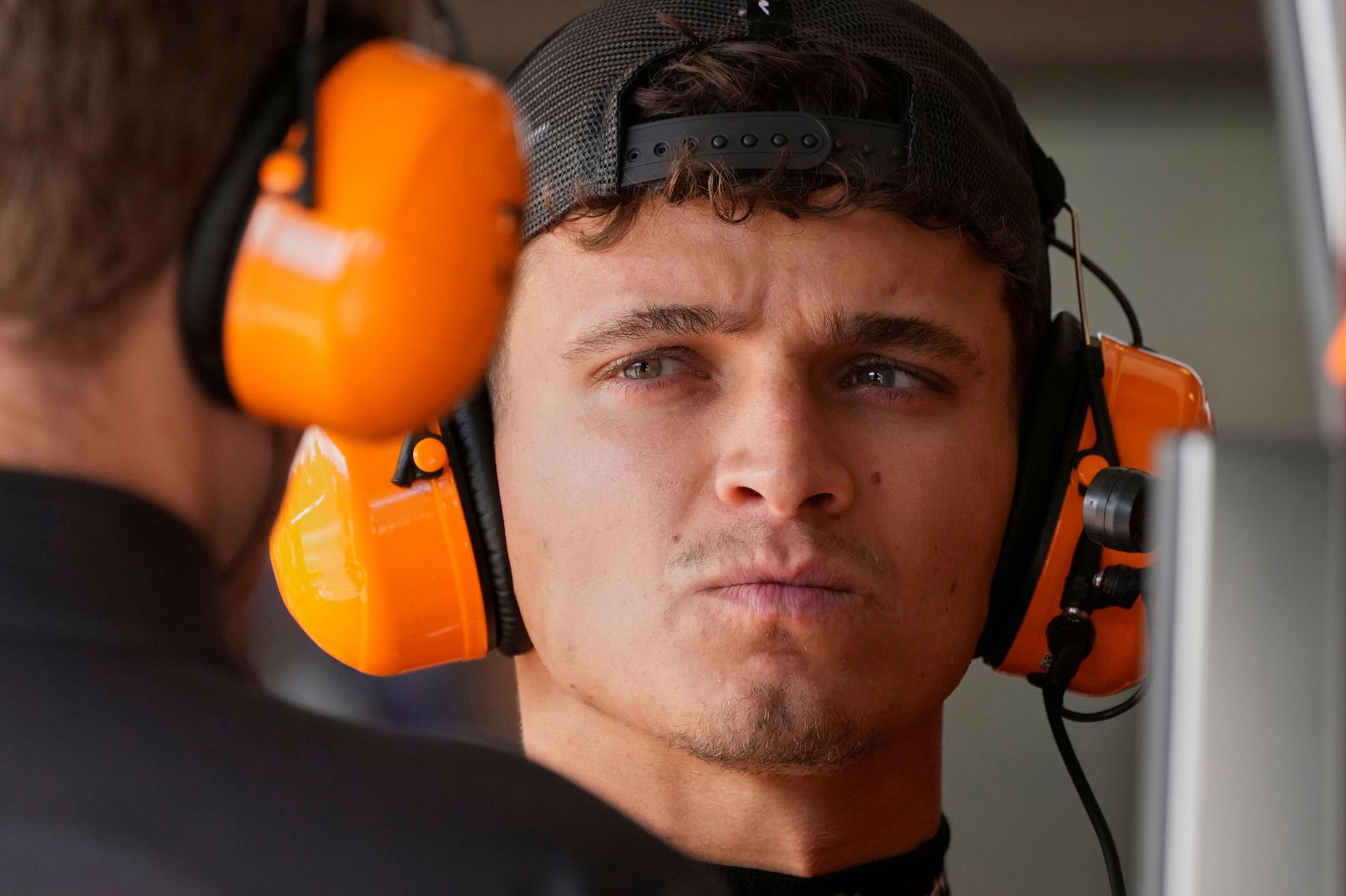 Er fährt die Bestzeit vorm Qualifying. 