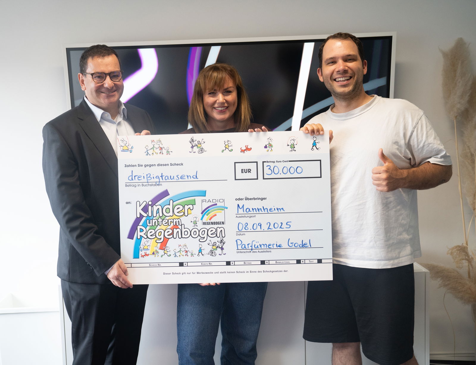 Spendenübergabe KuR Parfümerie Godel