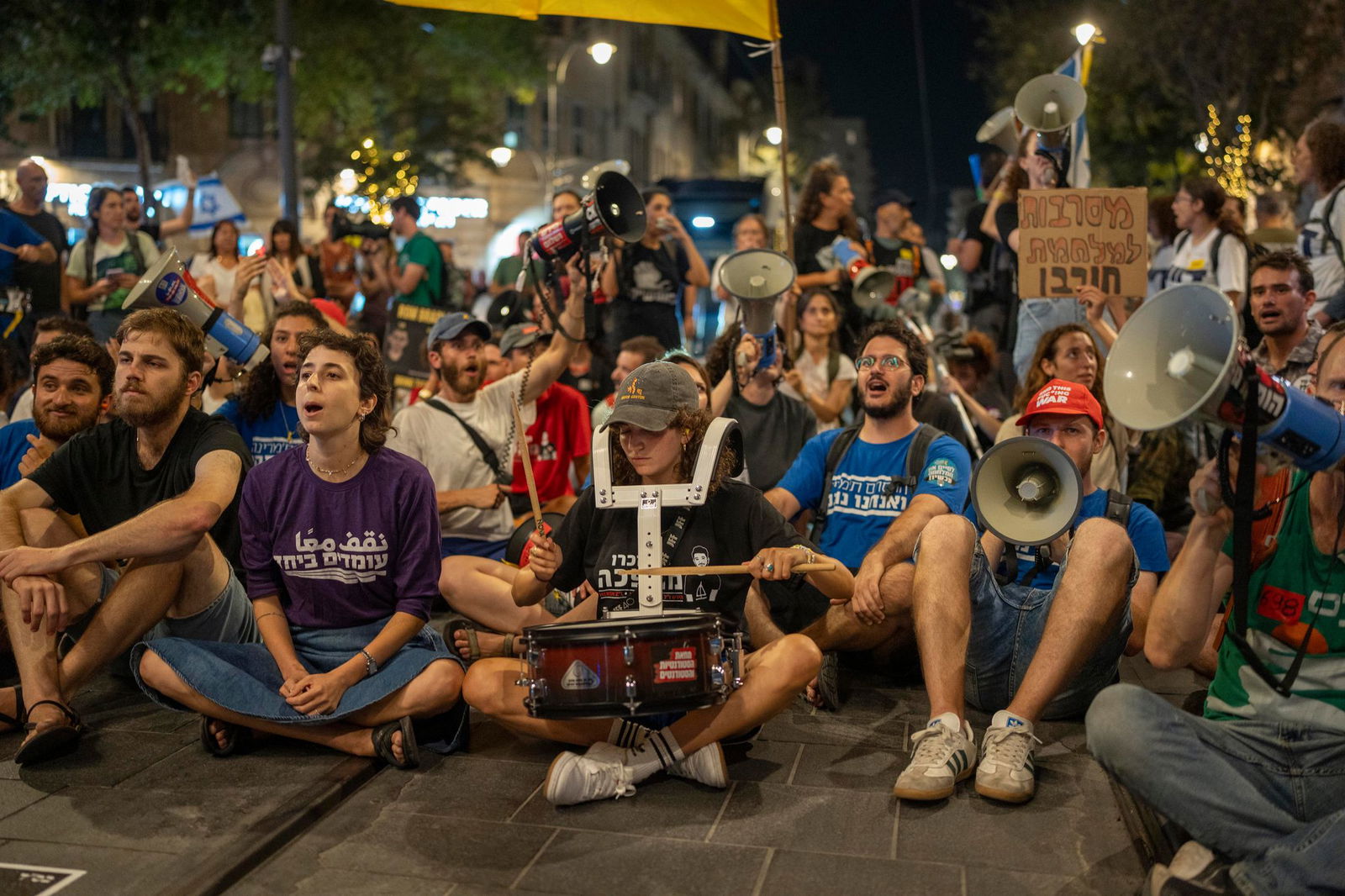 Erneut fordern Demonstranten in Israel von ihrer Regierung ein Abkommen zur Beendigung des Krieges.  