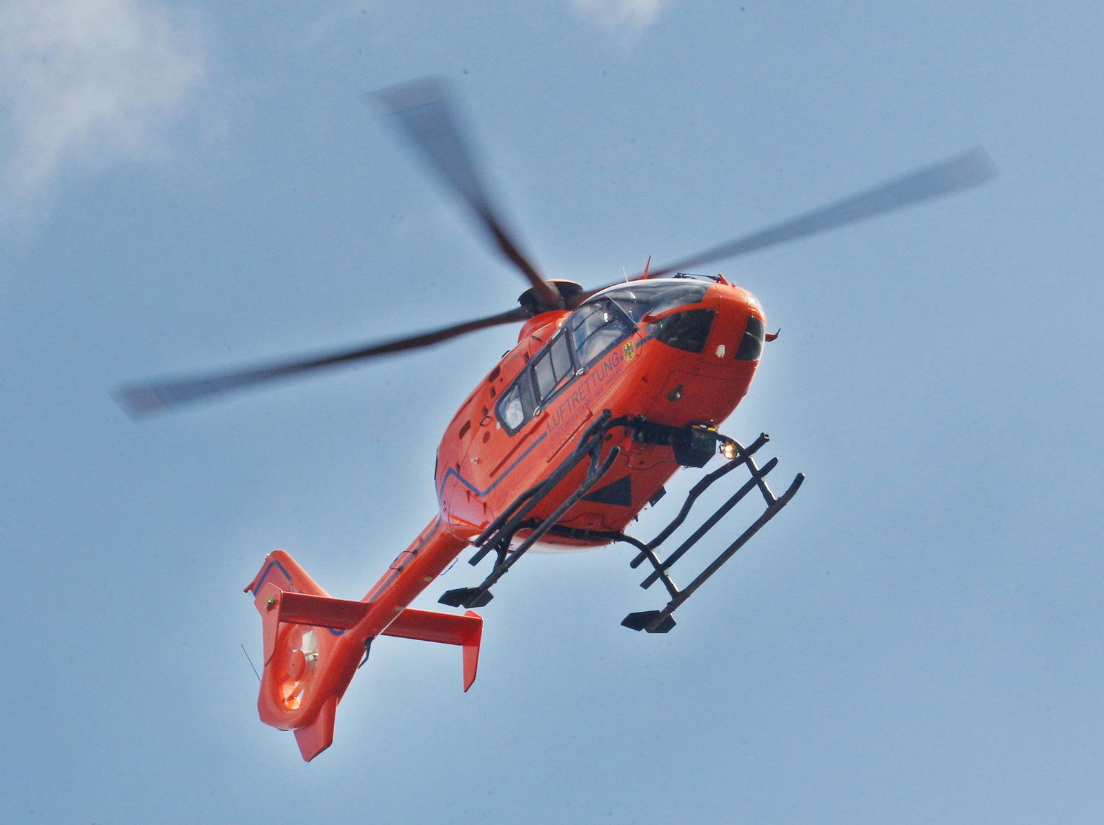 Der schwer verletzte Motorradfahrer musste mit einem Rettungshubschrauber in ein Krankenhaus geflogen werden. (Symbolbild)