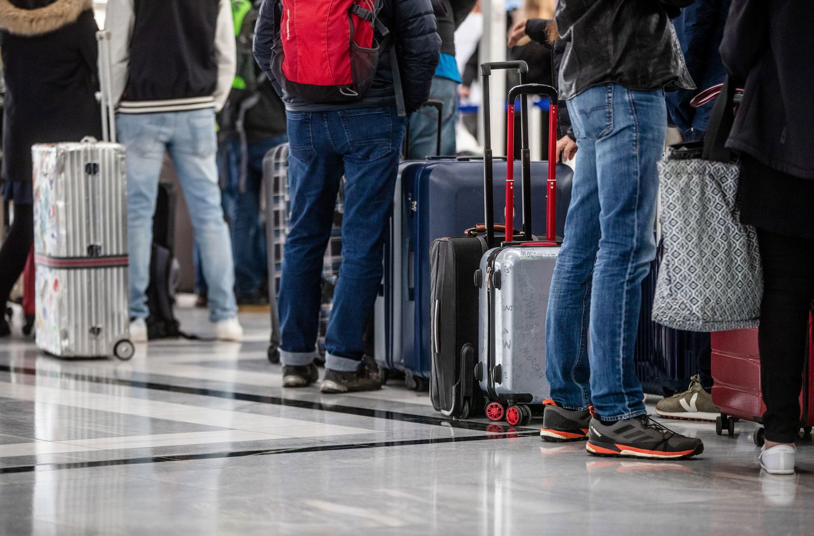 Bei einer Kontrolle finden die Beamten Messer im Handgepäck. (Symbolbild)