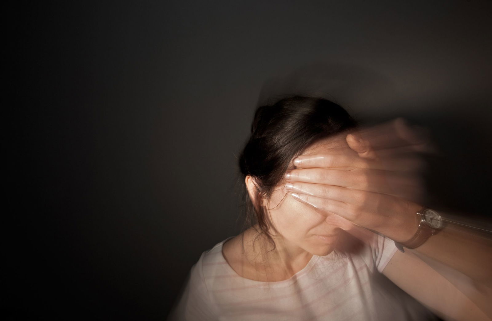 Die ungewöhnlich heftigen Kopfschmerzen legen Betroffene teils völlig lahm. (Symbolbild)