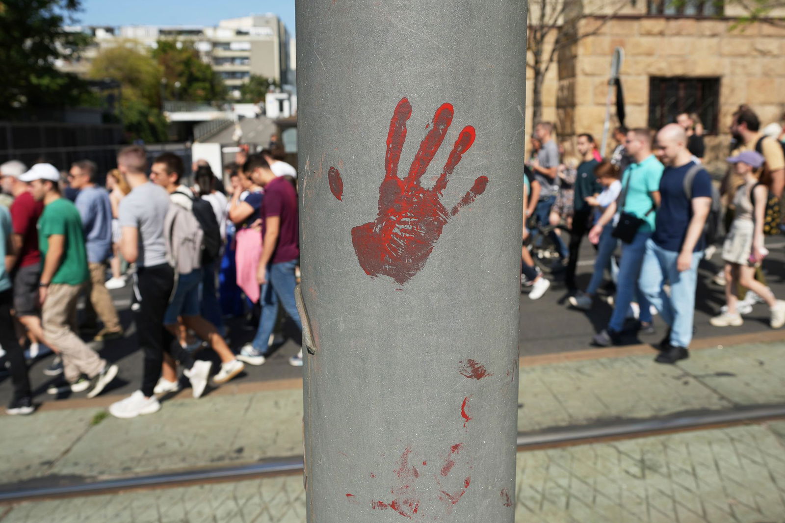 In Belgrad gehen Regierungsgegner wieder auf die Straße. 