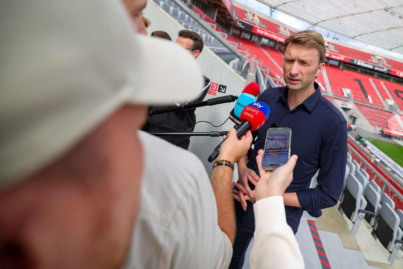 Simon Rolfes erklärte das Aus des Trainers der Presse. 