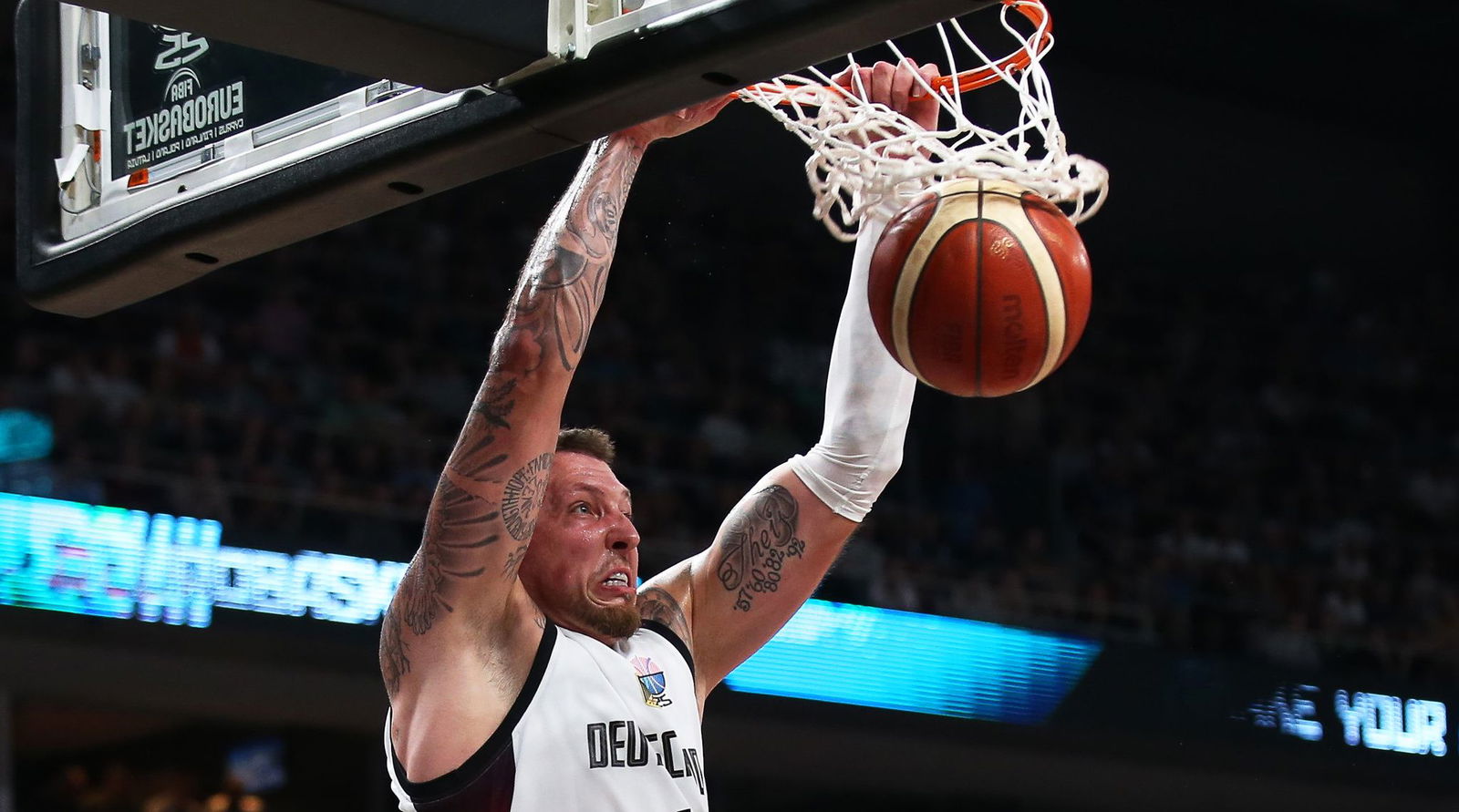 Daniel Theis und den deutschen Basketballern fehlen noch zwei Siege zum EM-Titel.