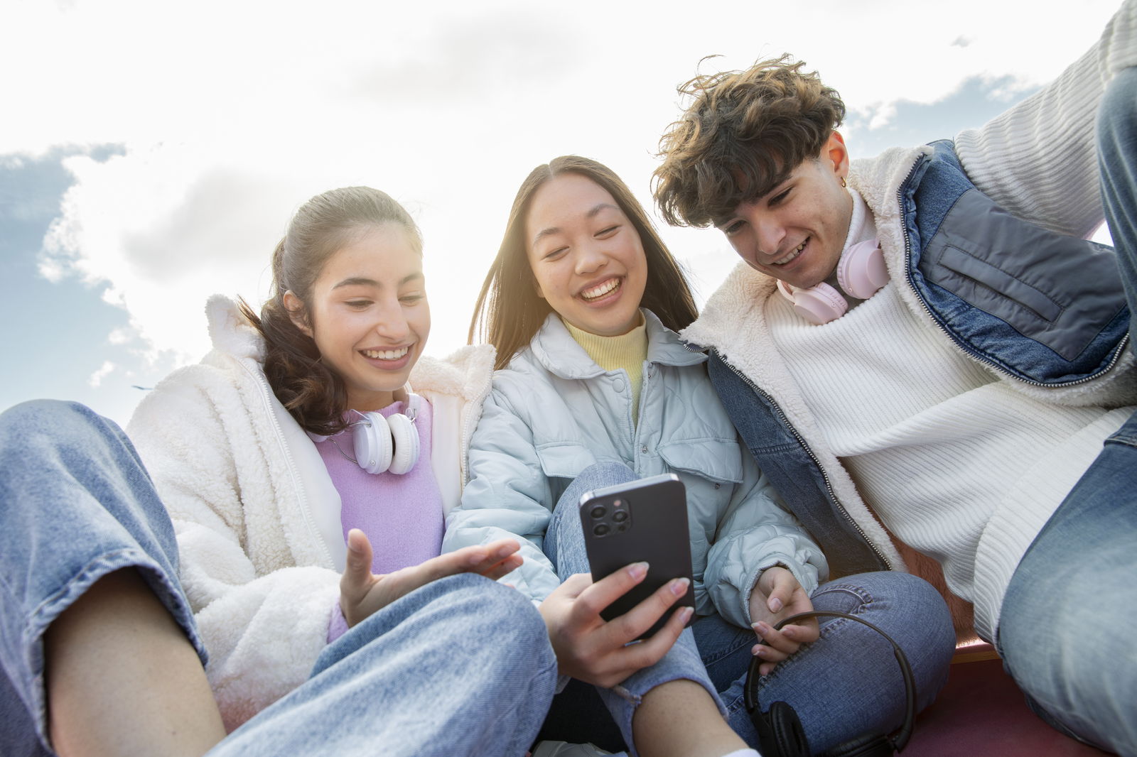 Gruppe Jugendliche hat Spaß mit Smartphone