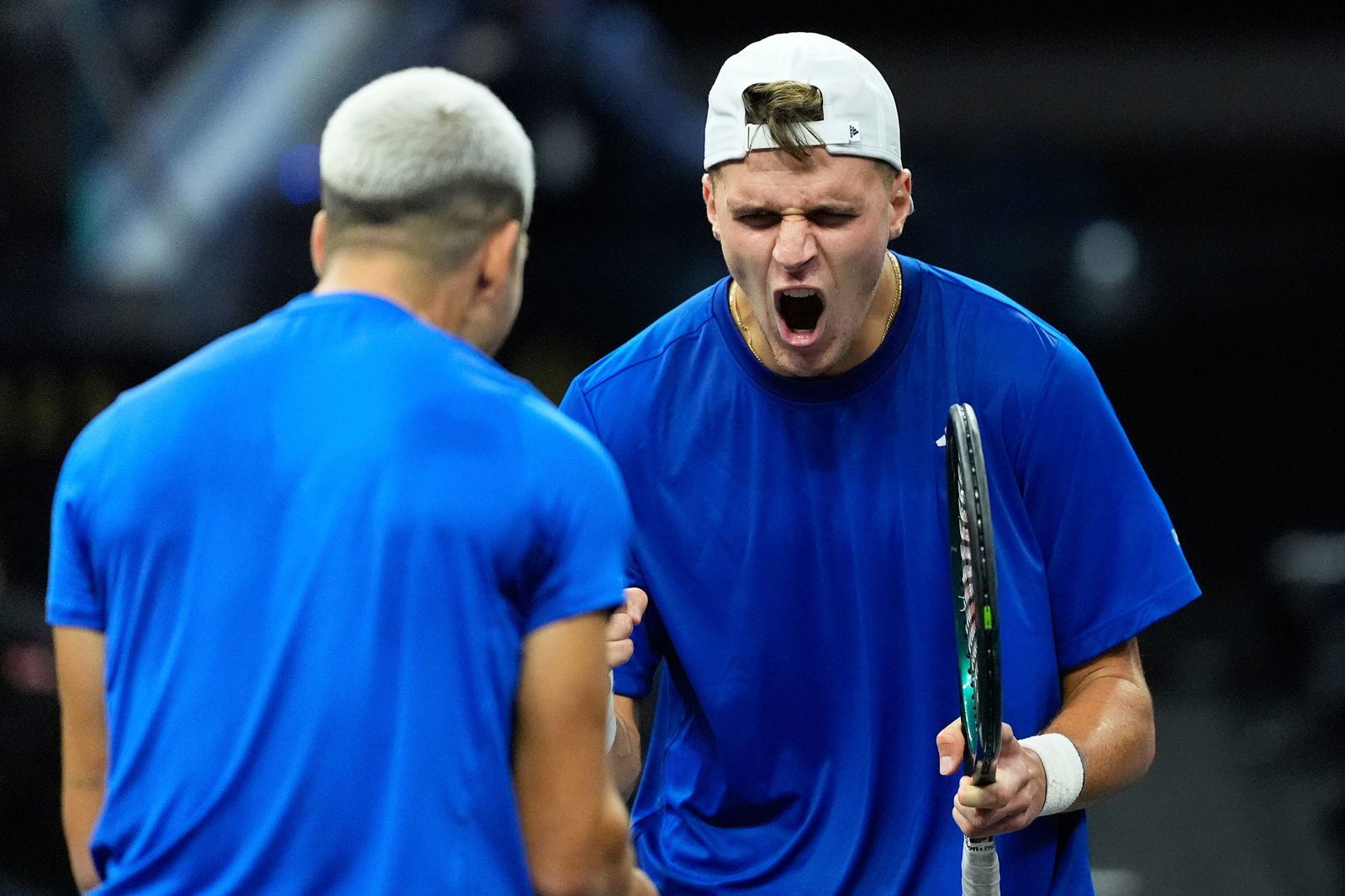 Der Weltranglistenerste Carlos Alcaraz aus Spanien (l) gewann beim Laver Cup im Doppel.
