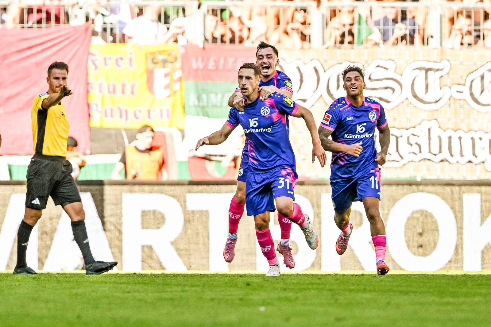 Der frühere Augsburger Dominik Kohr wird für das Mainzer 2:0 gefeiert.